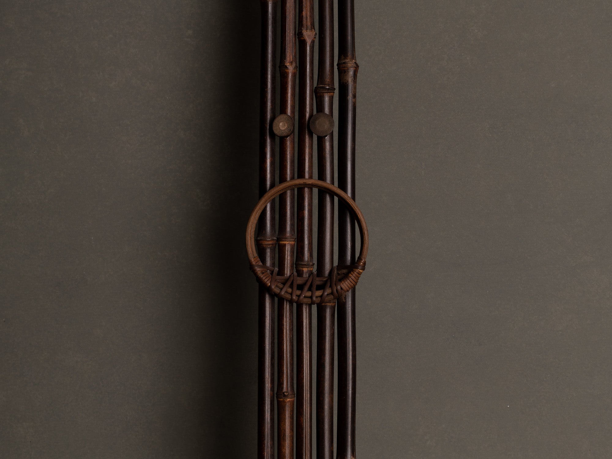 Tanzakukake, support en bambou pour calligraphie, Japon (Ère Shōwa)..Tanzakukake, bamboo hanger for scroll wall painting or calligraphy, Japan (Shōwa era)