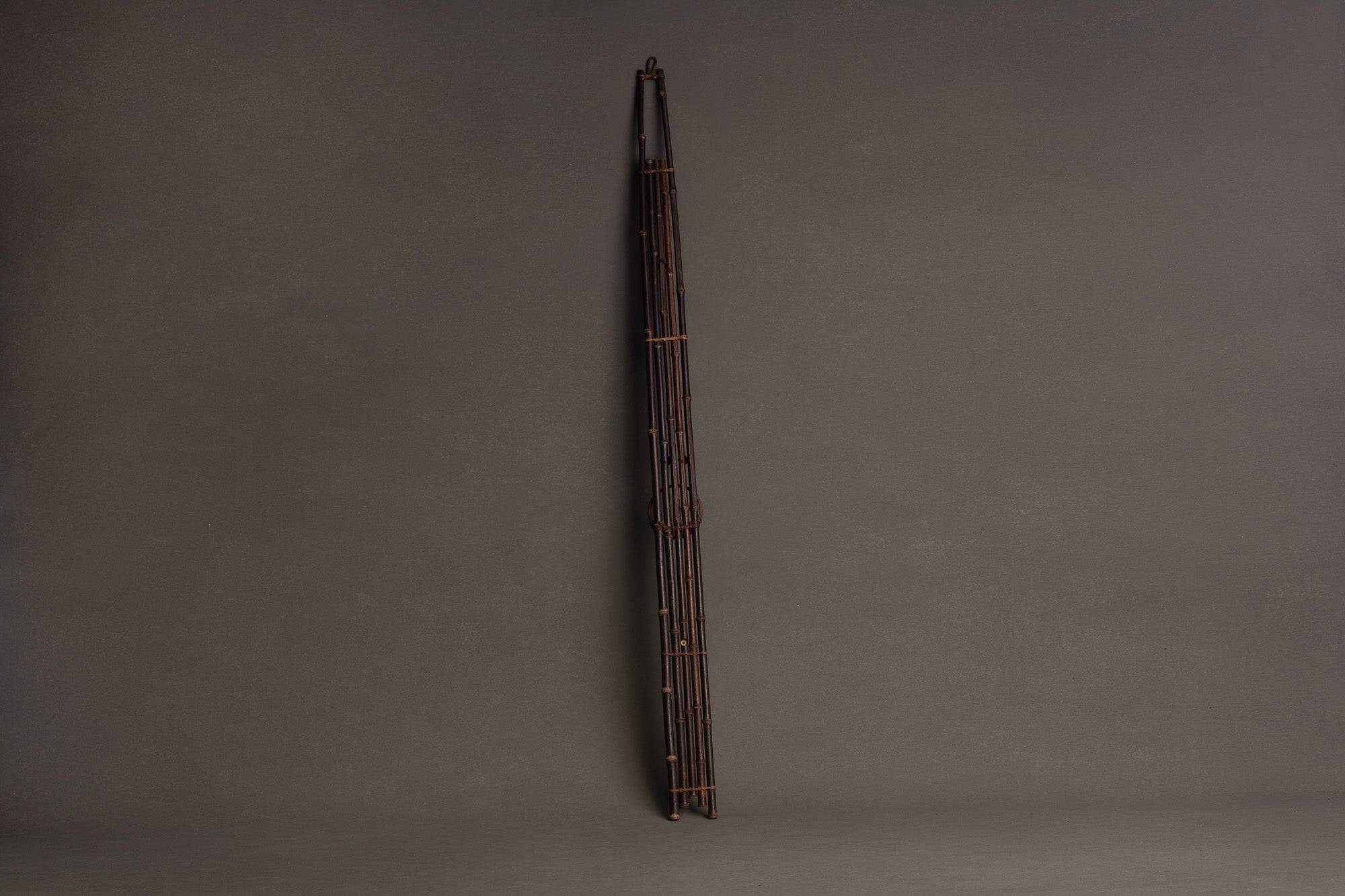 Tanzakukake, support en bambou pour calligraphie, Japon (Ère Shōwa)..Tanzakukake, bamboo hanger for scroll wall painting or calligraphy, Japan (Shōwa era)