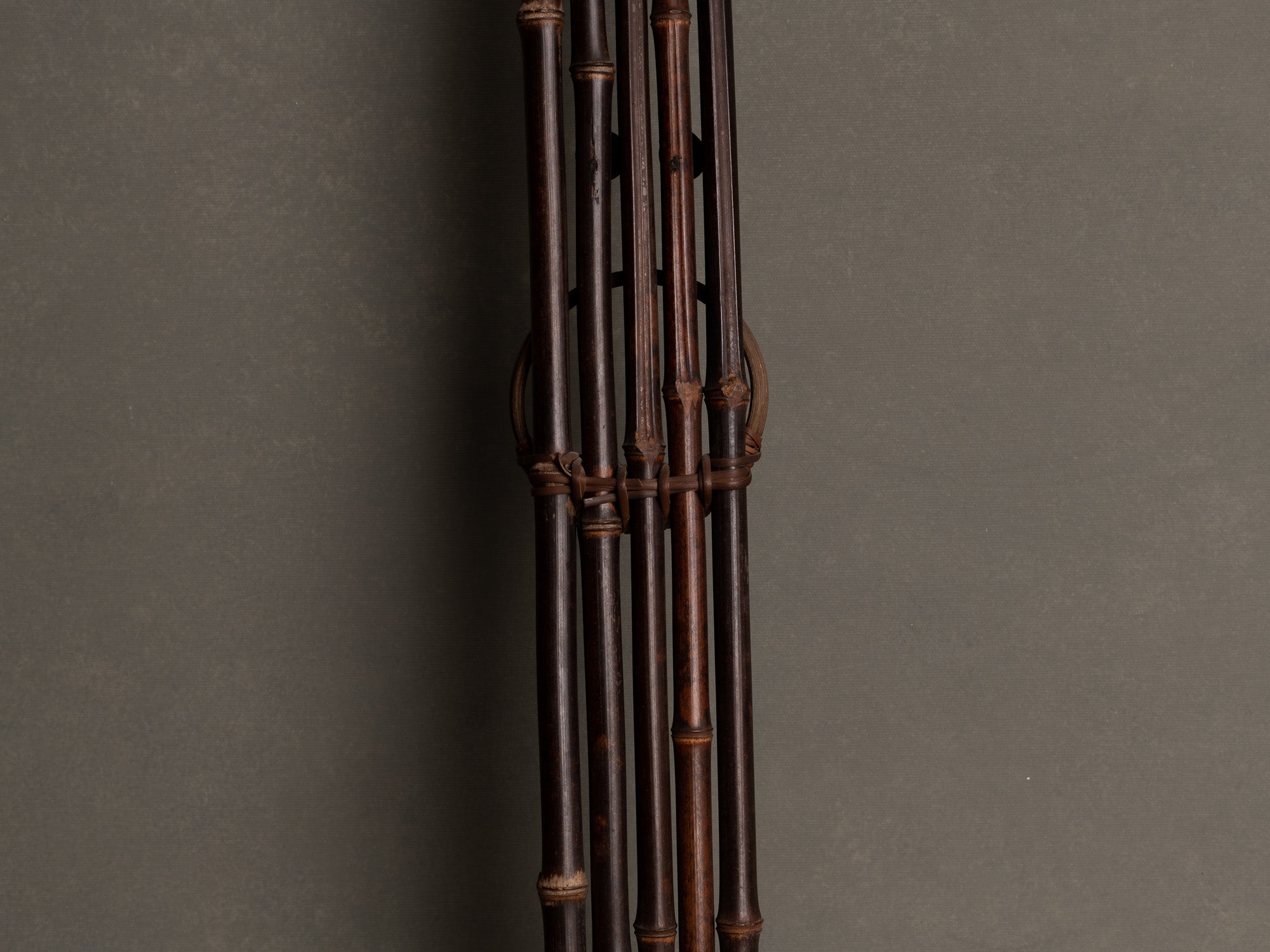 Tanzakukake, support en bambou pour calligraphie, Japon (Ère Shōwa)..Tanzakukake, bamboo hanger for scroll wall painting or calligraphy, Japan (Shōwa era)