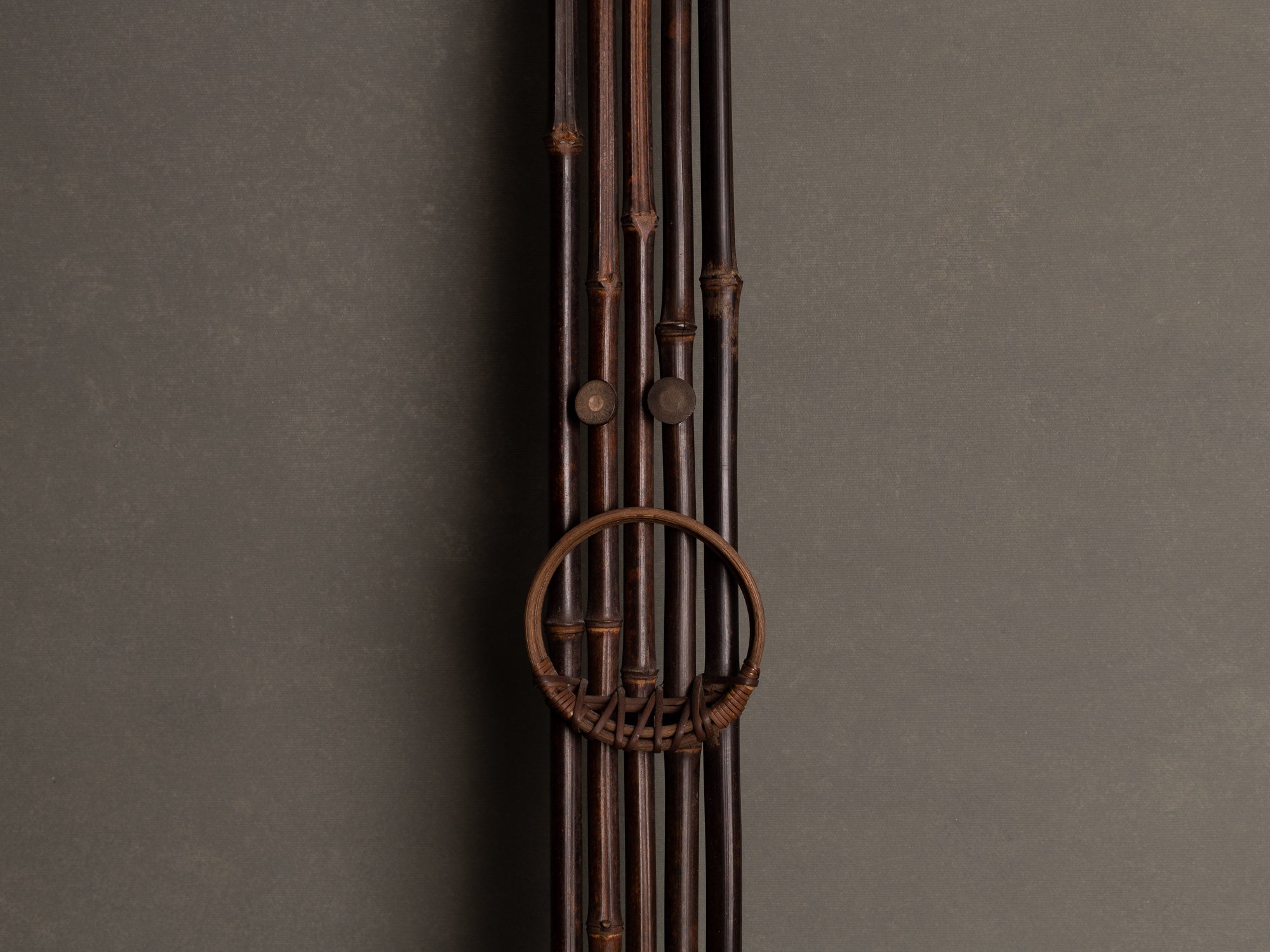 Tanzakukake, support en bambou pour calligraphie, Japon (Ère Shōwa)..Tanzakukake, bamboo hanger for scroll wall painting or calligraphy, Japan (Shōwa era)