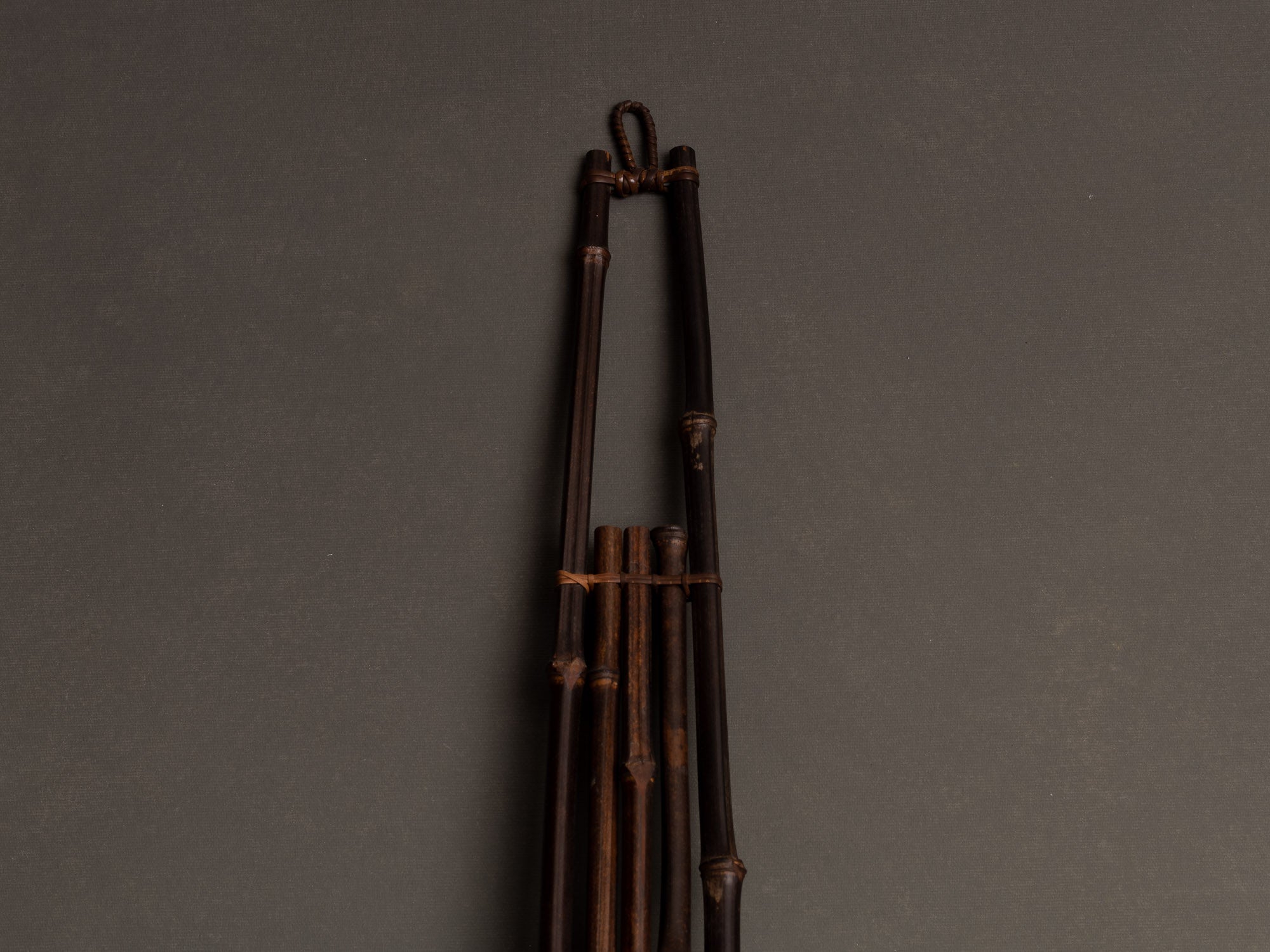 Tanzakukake, support en bambou pour calligraphie, Japon (Ère Shōwa)..Tanzakukake, bamboo hanger for scroll wall painting or calligraphy, Japan (Shōwa era)