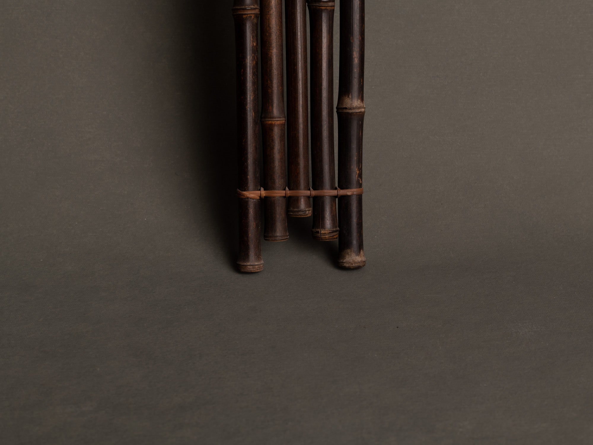 Tanzakukake, support en bambou pour calligraphie, Japon (Ère Shōwa)..Tanzakukake, bamboo hanger for scroll wall painting or calligraphy, Japan (Shōwa era)