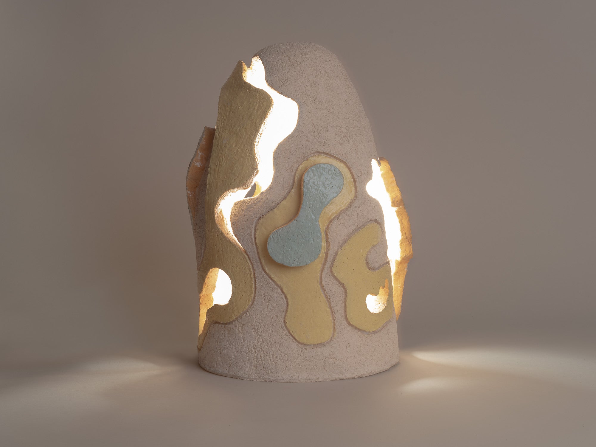 Lampe‑Sculpture postmoderne, France (vers 1985)..Sculptural postmodern lamp, France (Circa 1985)