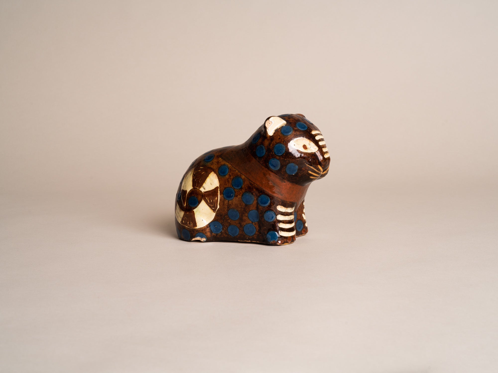 Rare sculpture Chat, tirelire en terre vernissée de Soufflenheim par Madeleine Sougez et Elchinger pour Primavera, France (vers 1925)..Rare Madeleine Sougez Primavera Cat Piggy bank, by Léon Elchinger in Soufflenheim, France (circa 1925)