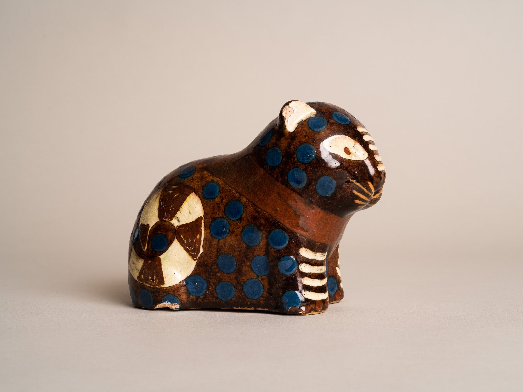 Rare sculpture Chat, tirelire en terre vernissée de Soufflenheim par Madeleine Sougez et Elchinger pour Primavera, France (vers 1925)..Rare Madeleine Sougez Primavera Cat Piggy bank, by Léon Elchinger in Soufflenheim, France (circa 1925)