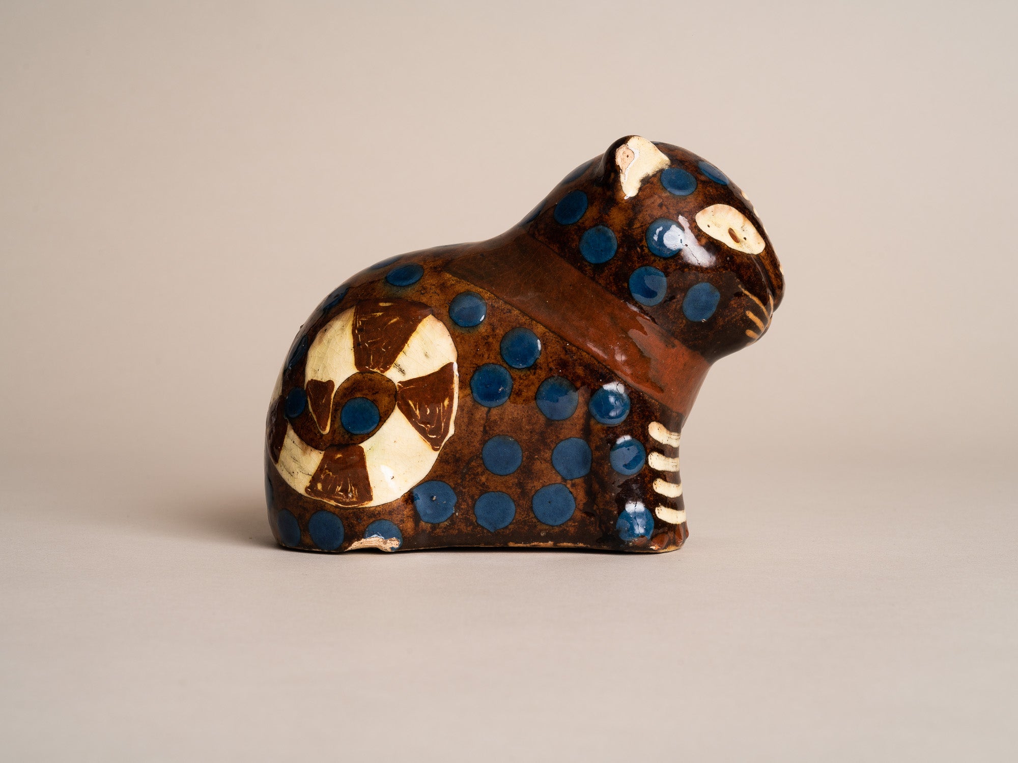 Rare sculpture Chat, tirelire en terre vernissée de Soufflenheim par Madeleine Sougez et Elchinger pour Primavera, France (vers 1925)..Rare Madeleine Sougez Primavera Cat Piggy bank, by Léon Elchinger in Soufflenheim, France (circa 1925)