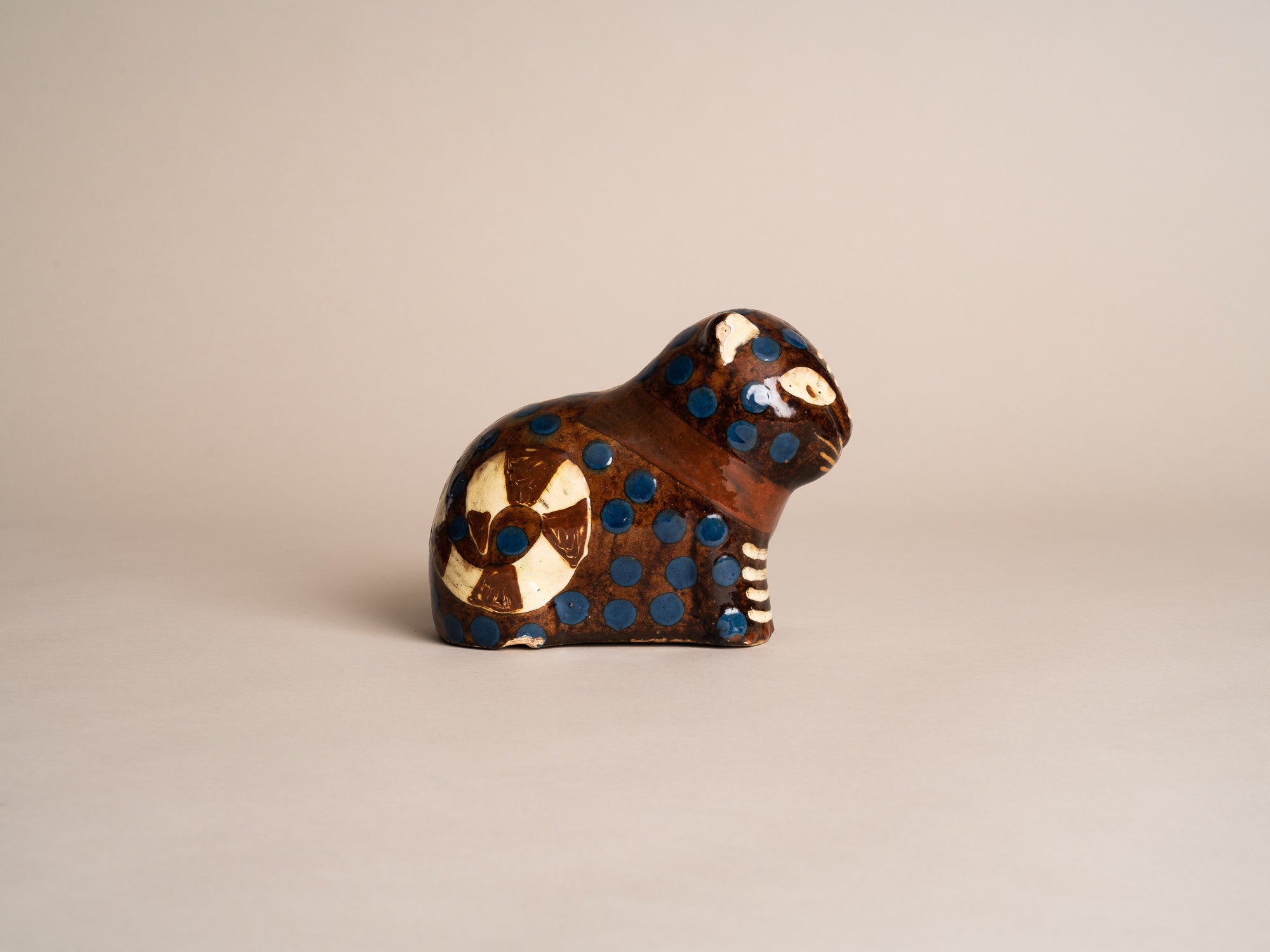 Rare sculpture Chat, tirelire en terre vernissée de Soufflenheim par Madeleine Sougez et Elchinger pour Primavera, France (vers 1925)..Rare Madeleine Sougez Primavera Cat Piggy bank, by Léon Elchinger in Soufflenheim, France (circa 1925)
