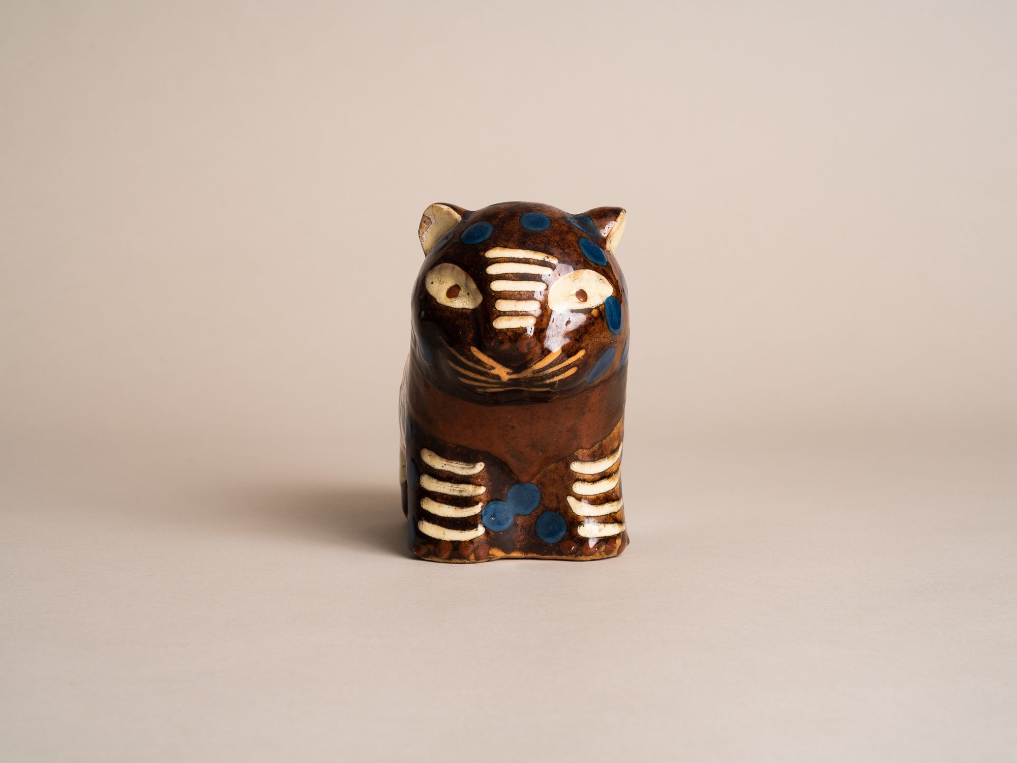 Rare sculpture Chat, tirelire en terre vernissée de Soufflenheim par Madeleine Sougez et Elchinger pour Primavera, France (vers 1925)..Rare Madeleine Sougez Primavera Cat Piggy bank, by Léon Elchinger in Soufflenheim, France (circa 1925)