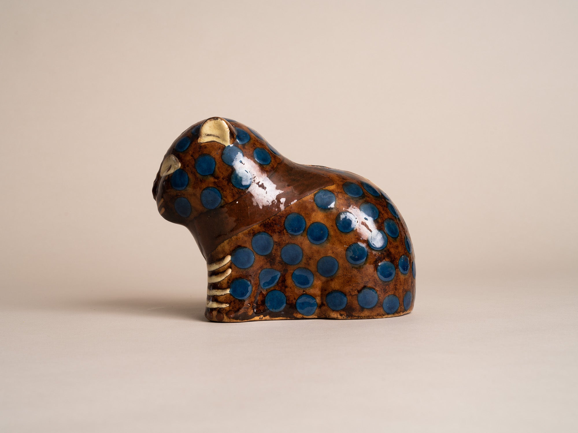 Rare sculpture Chat, tirelire en terre vernissée de Soufflenheim par Madeleine Sougez et Elchinger pour Primavera, France (vers 1925)..Rare Madeleine Sougez Primavera Cat Piggy bank, by Léon Elchinger in Soufflenheim, France (circa 1925)