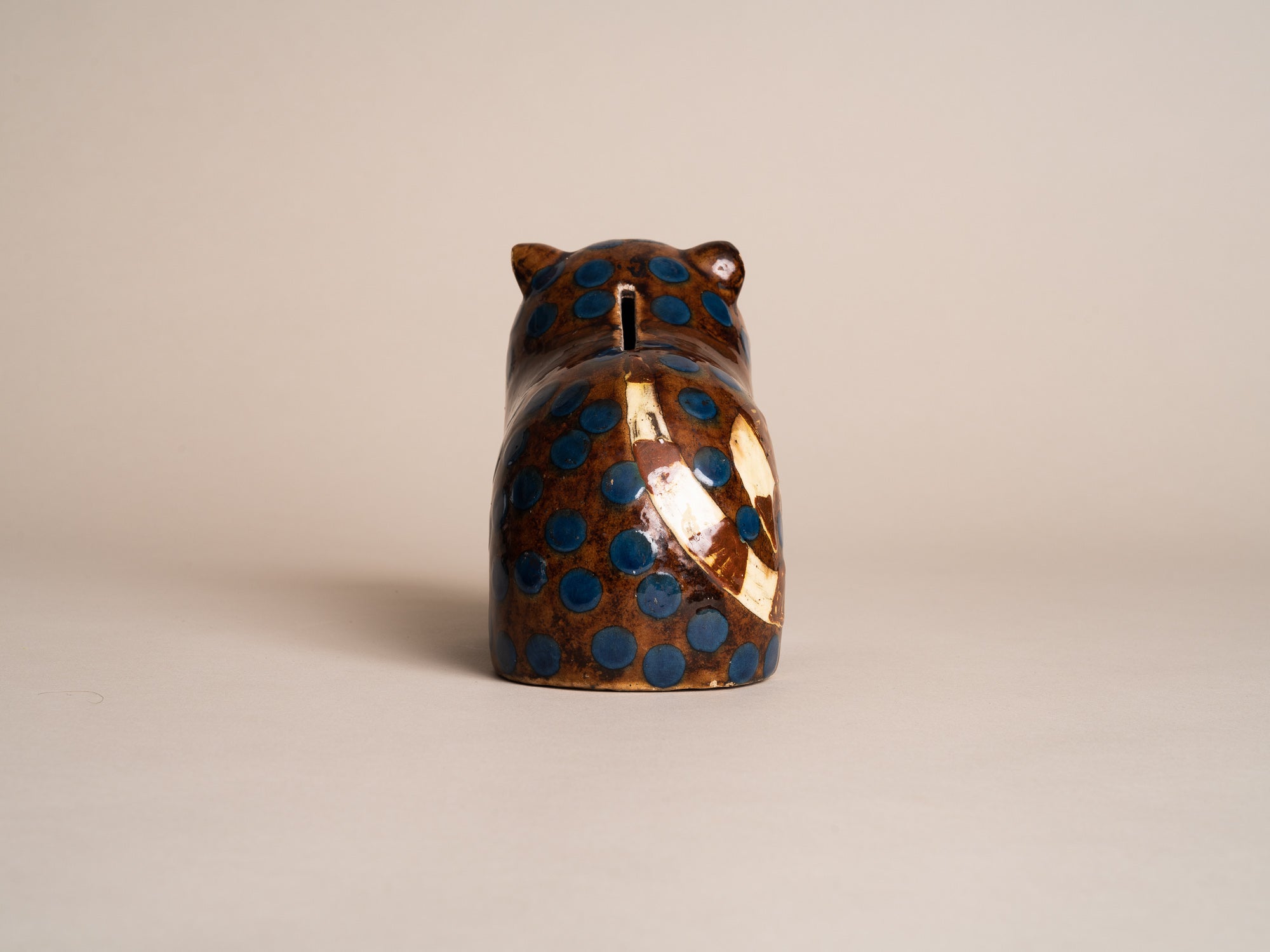 Rare sculpture Chat, tirelire en terre vernissée de Soufflenheim par Madeleine Sougez et Elchinger pour Primavera, France (vers 1925)..Rare Madeleine Sougez Primavera Cat Piggy bank, by Léon Elchinger in Soufflenheim, France (circa 1925)