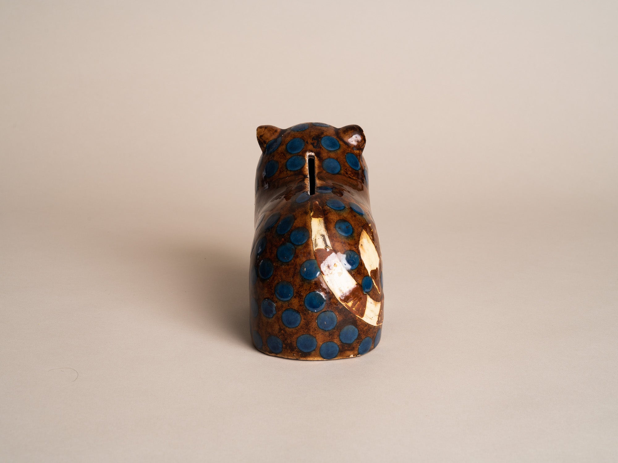 Rare sculpture Chat, tirelire en terre vernissée de Soufflenheim par Madeleine Sougez et Elchinger pour Primavera, France (vers 1925)..Rare Madeleine Sougez Primavera Cat Piggy bank, by Léon Elchinger in Soufflenheim, France (circa 1925)