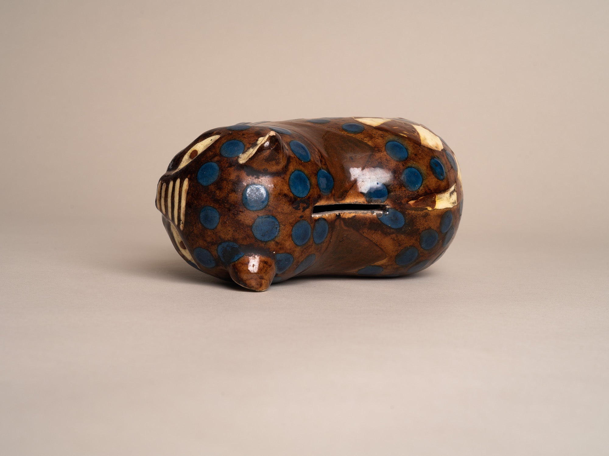 Rare sculpture Chat, tirelire en terre vernissée de Soufflenheim par Madeleine Sougez et Elchinger pour Primavera, France (vers 1925)..Rare Madeleine Sougez Primavera Cat Piggy bank, by Léon Elchinger in Soufflenheim, France (circa 1925)
