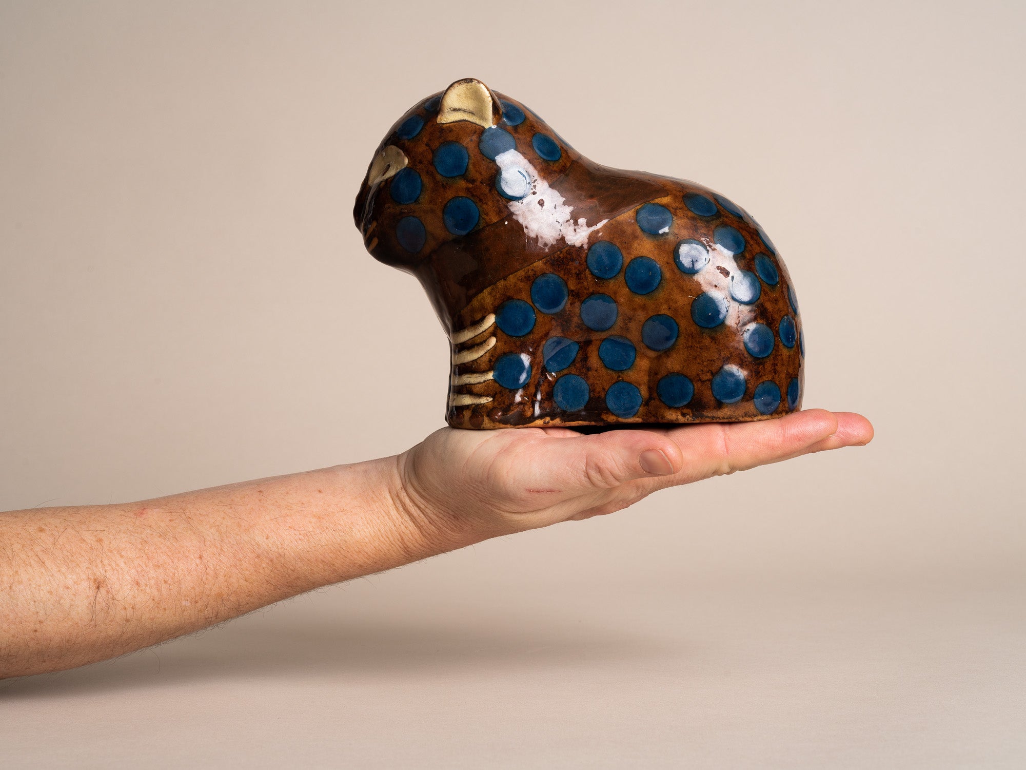 Rare sculpture Chat, tirelire en terre vernissée de Soufflenheim par Madeleine Sougez et Elchinger pour Primavera, France (vers 1925)..Rare Madeleine Sougez Primavera Cat Piggy bank, by Léon Elchinger in Soufflenheim, France (circa 1925)