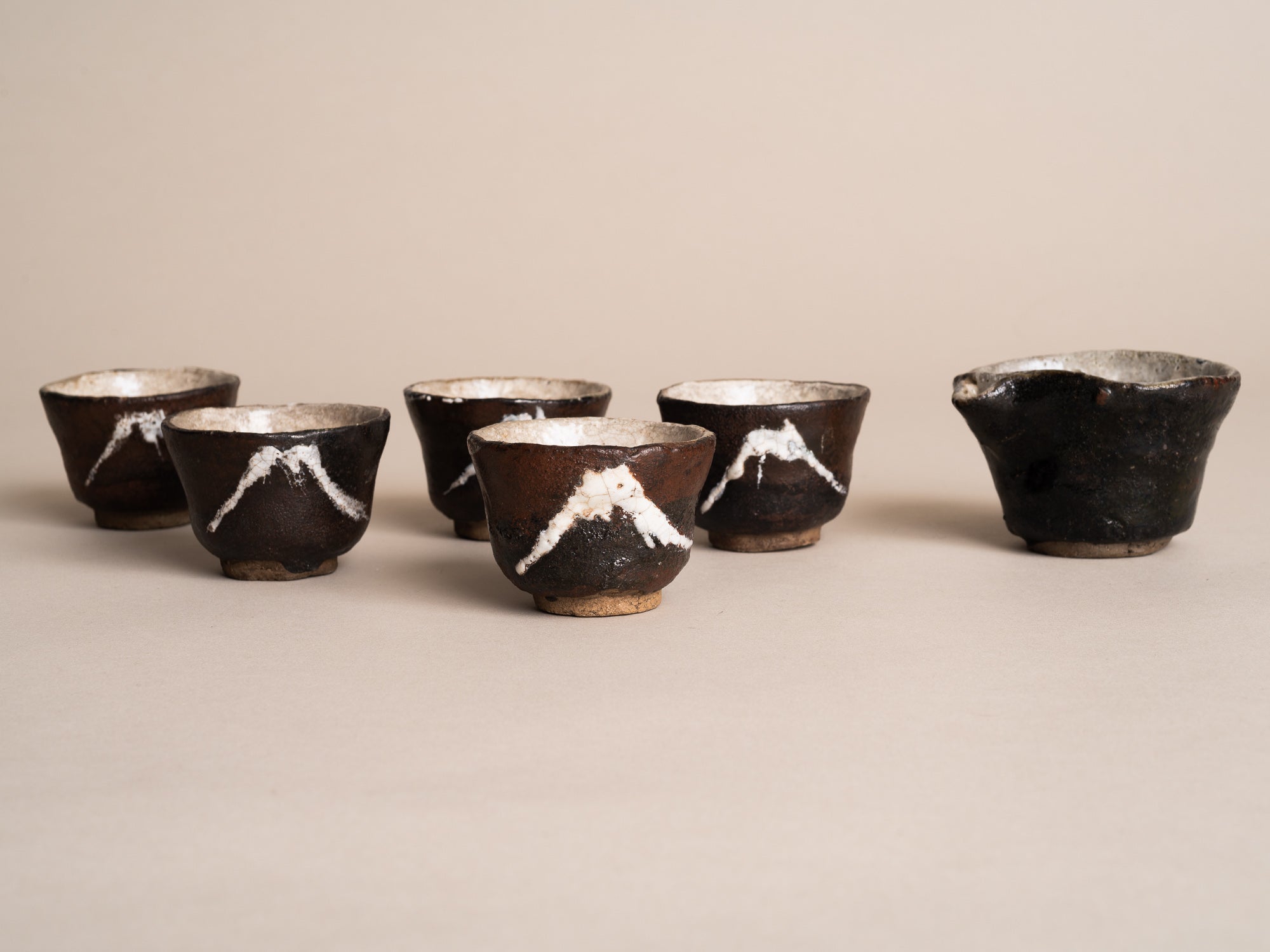 Service à thé sencha Fuji-san en grès de type Seto, Japon (vers 1900)..Seto ware Senchawan Tea bowls set, Japan (circa 1900)
