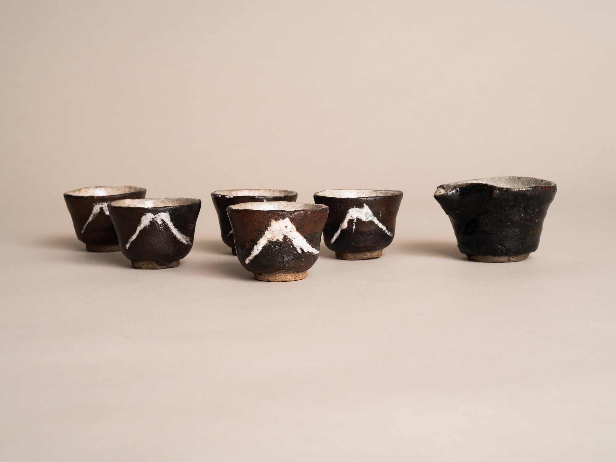Service à thé sencha Fuji-san en grès de type Seto, Japon (vers 1900)..Seto ware Senchawan Tea bowls set, Japan (circa 1900)