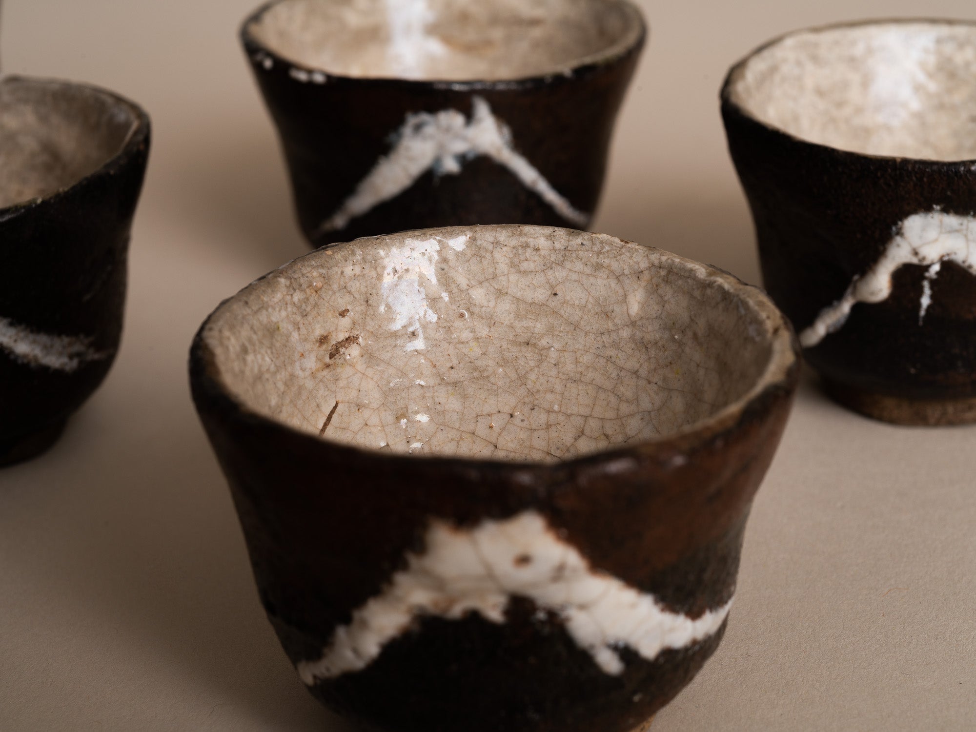 Service à thé sencha Fuji-san en grès de type Seto, Japon (vers 1900)..Seto ware Senchawan Tea bowls set, Japan (circa 1900)
