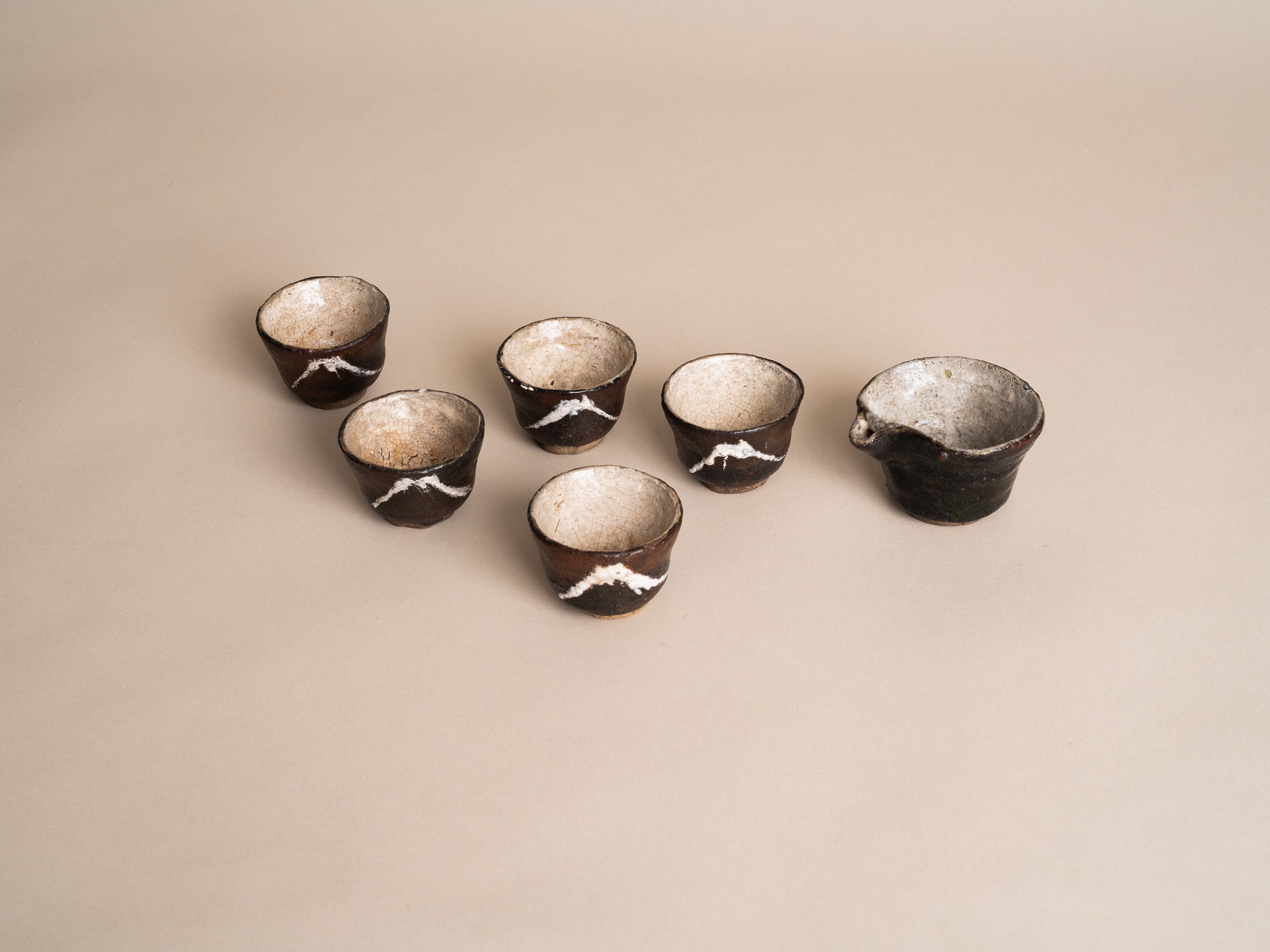 Service à thé sencha Fuji-san en grès de type Seto, Japon (vers 1900)..Seto ware Senchawan Tea bowls set, Japan (circa 1900)