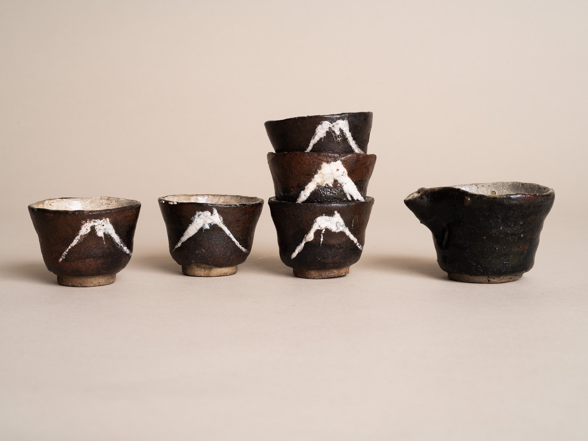 Service à thé sencha Fuji-san en grès de type Seto, Japon (vers 1900)..Seto ware Senchawan Tea bowls set, Japan (circa 1900)
