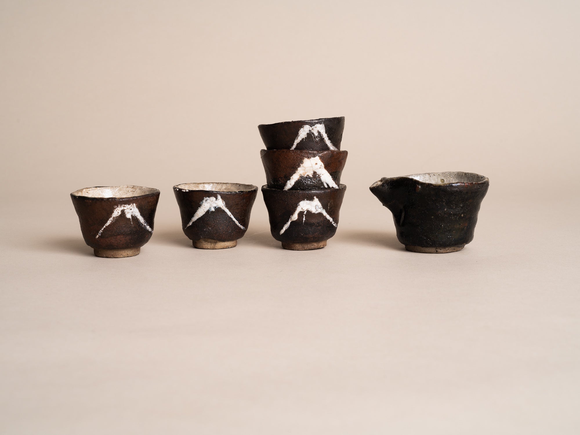 Service à thé sencha Fuji-san en grès de type Seto, Japon (vers 1900)..Seto ware Senchawan Tea bowls set, Japan (circa 1900)