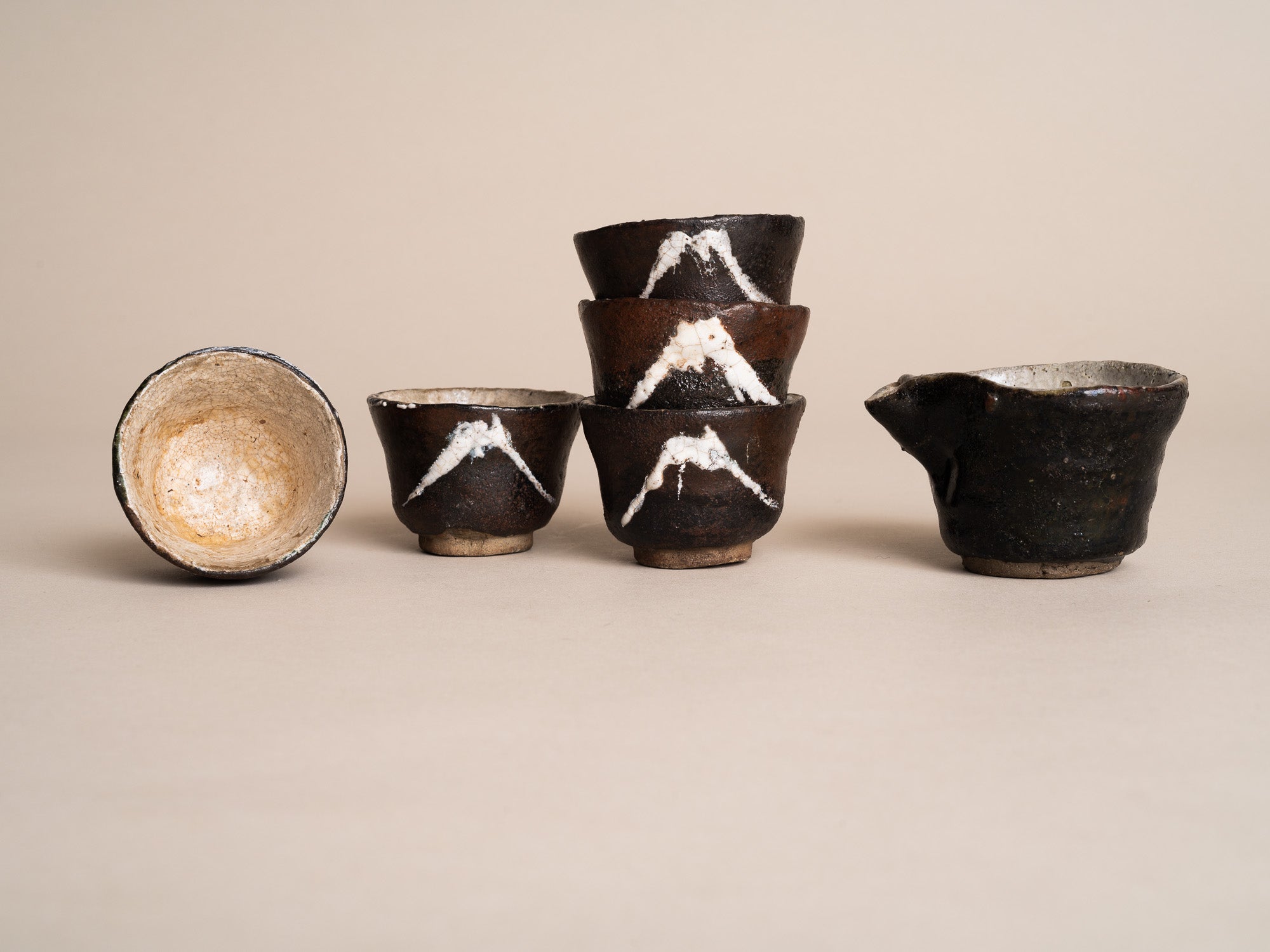 Service à thé sencha Fuji-san en grès de type Seto, Japon (vers 1900)..Seto ware Senchawan Tea bowls set, Japan (circa 1900)