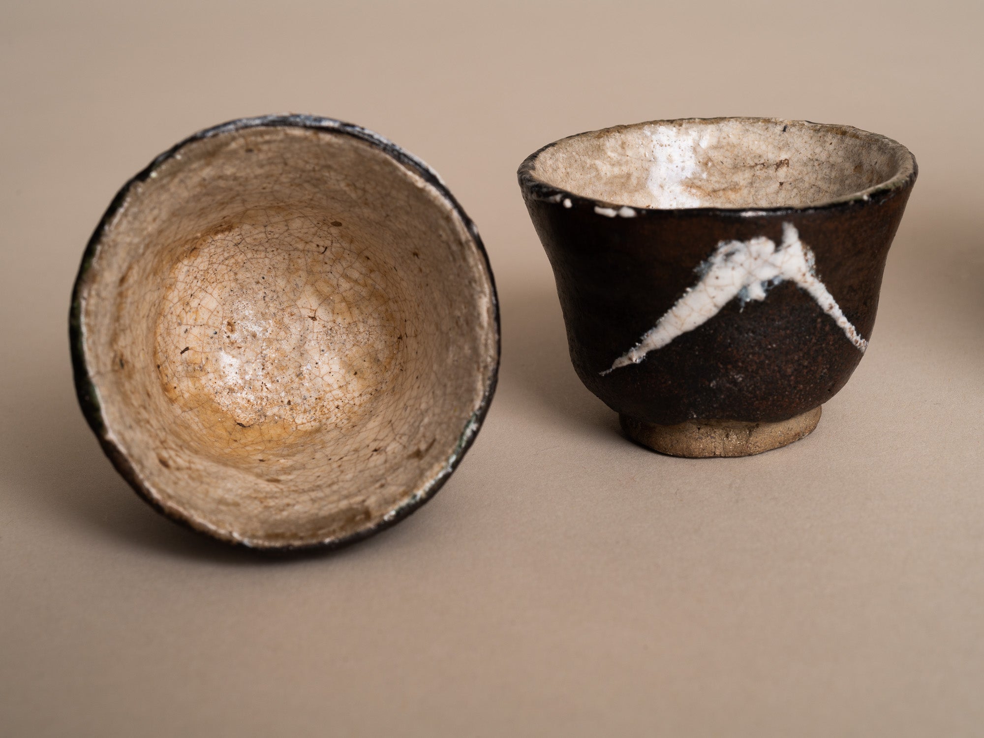 Service à thé sencha Fuji-san en grès de type Seto, Japon (vers 1900)..Seto ware Senchawan Tea bowls set, Japan (circa 1900)