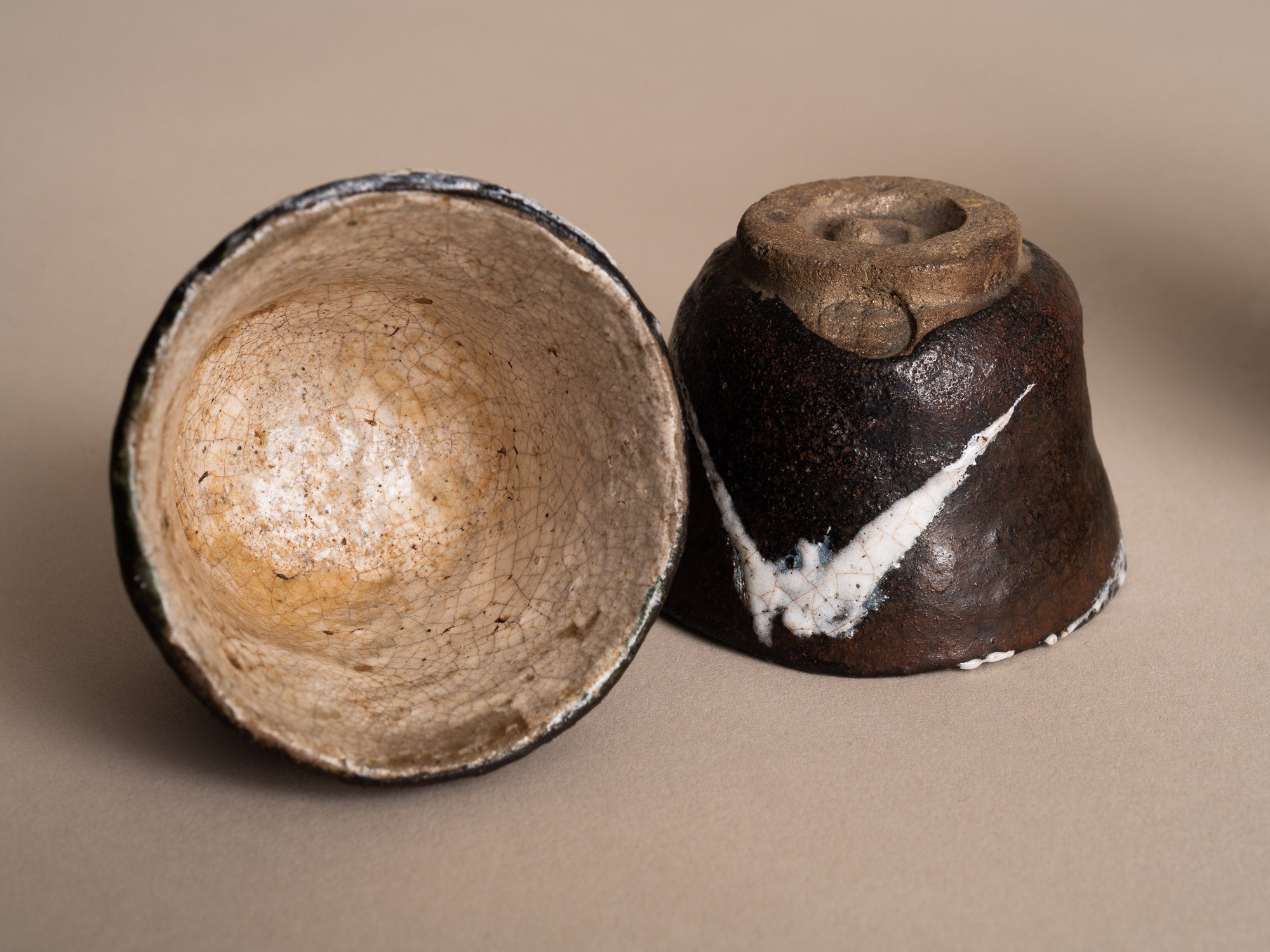 Service à thé sencha Fuji-san en grès de type Seto, Japon (vers 1900)..Seto ware Senchawan Tea bowls set, Japan (circa 1900)