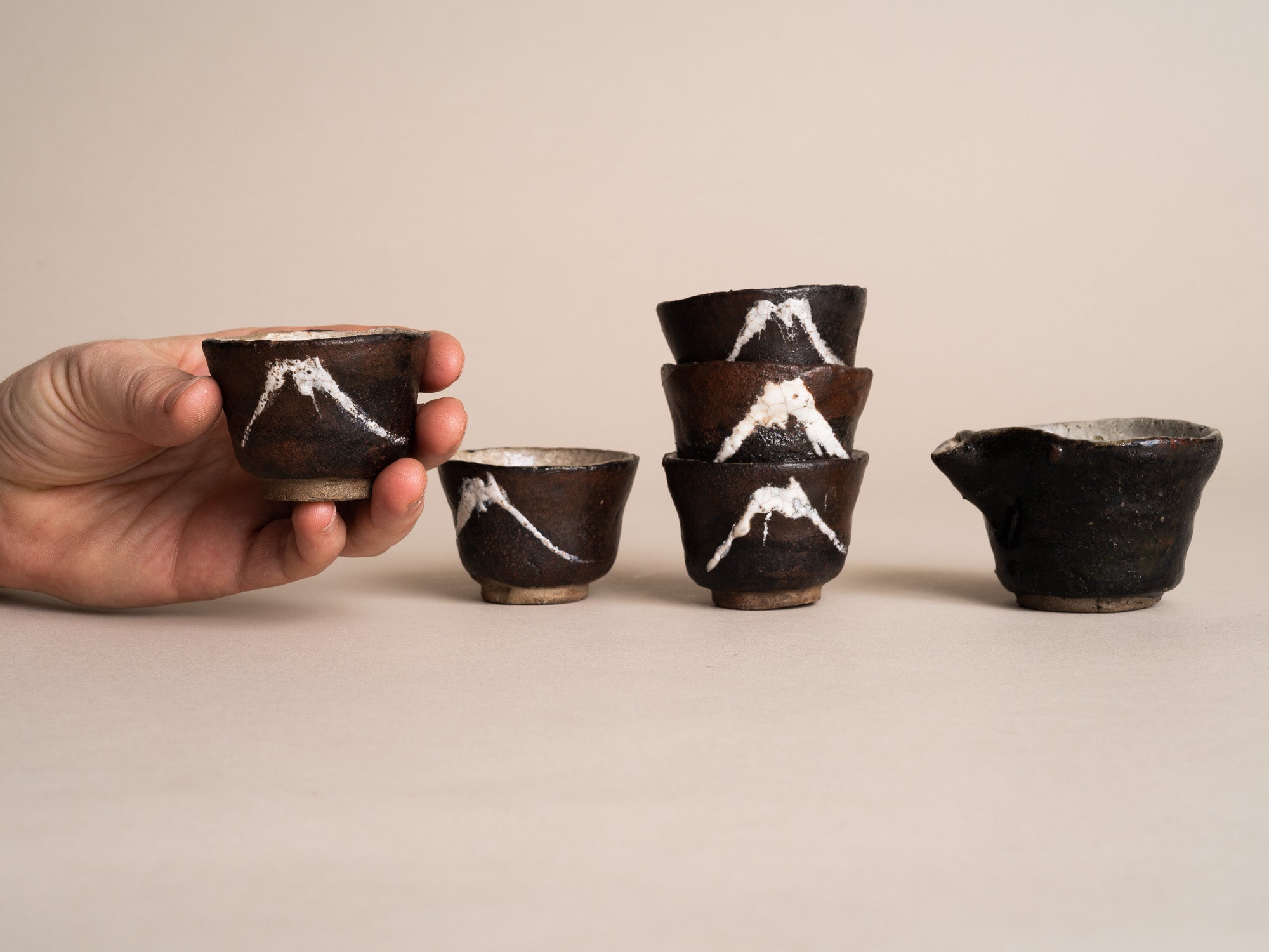 Service à thé sencha Fuji-san en grès de type Seto, Japon (vers 1900)..Seto ware Senchawan Tea bowls set, Japan (circa 1900)