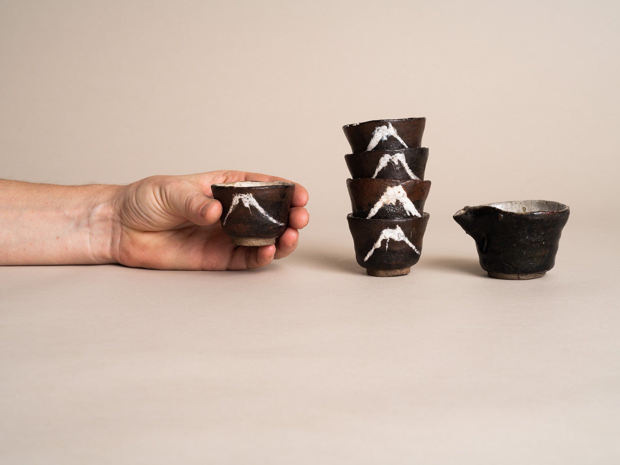 Service à thé sencha Fuji-san en grès de type Seto, Japon (vers 1900)..Seto ware Senchawan Tea bowls set, Japan (circa 1900)