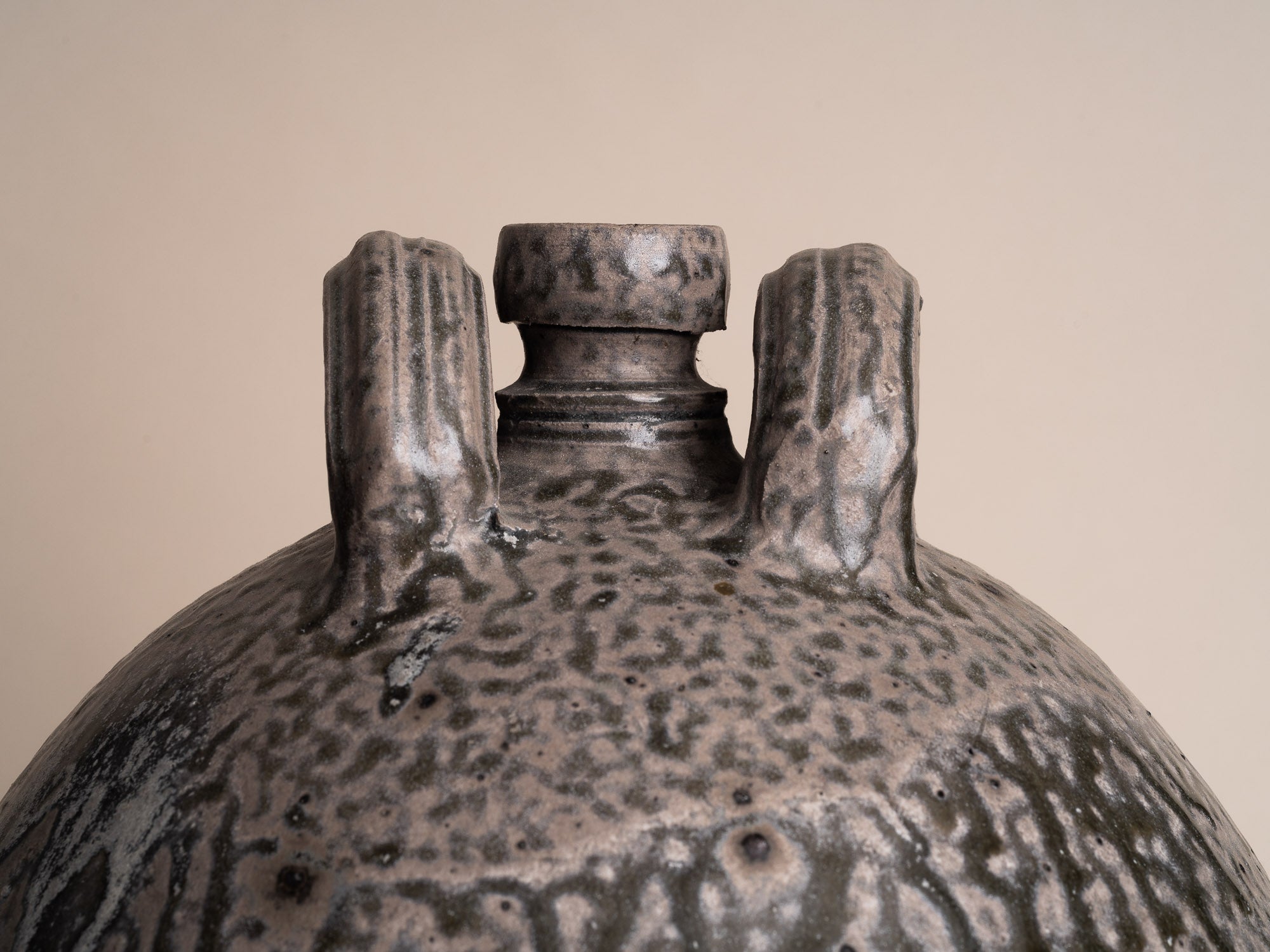 Rare jarre bombonne "peau de serpent" en grès du Berry, France (XIXe siècle)..Snakeskin glazed Stoneware folk pot by anonymous Berry potters, France (19th century)
