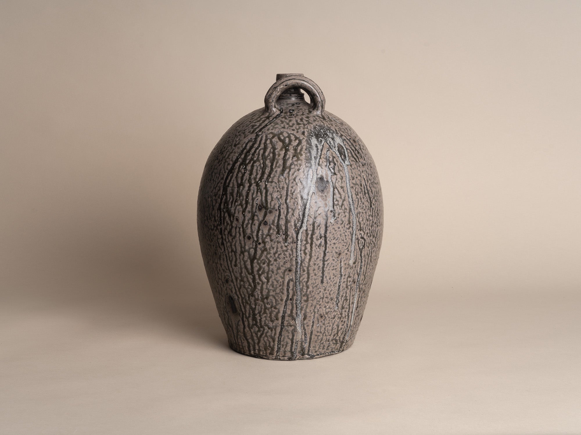 Rare jarre bombonne "peau de serpent" en grès du Berry, France (XIXe siècle)..Snakeskin glazed Stoneware folk pot by anonymous Berry potters, France (19th century)