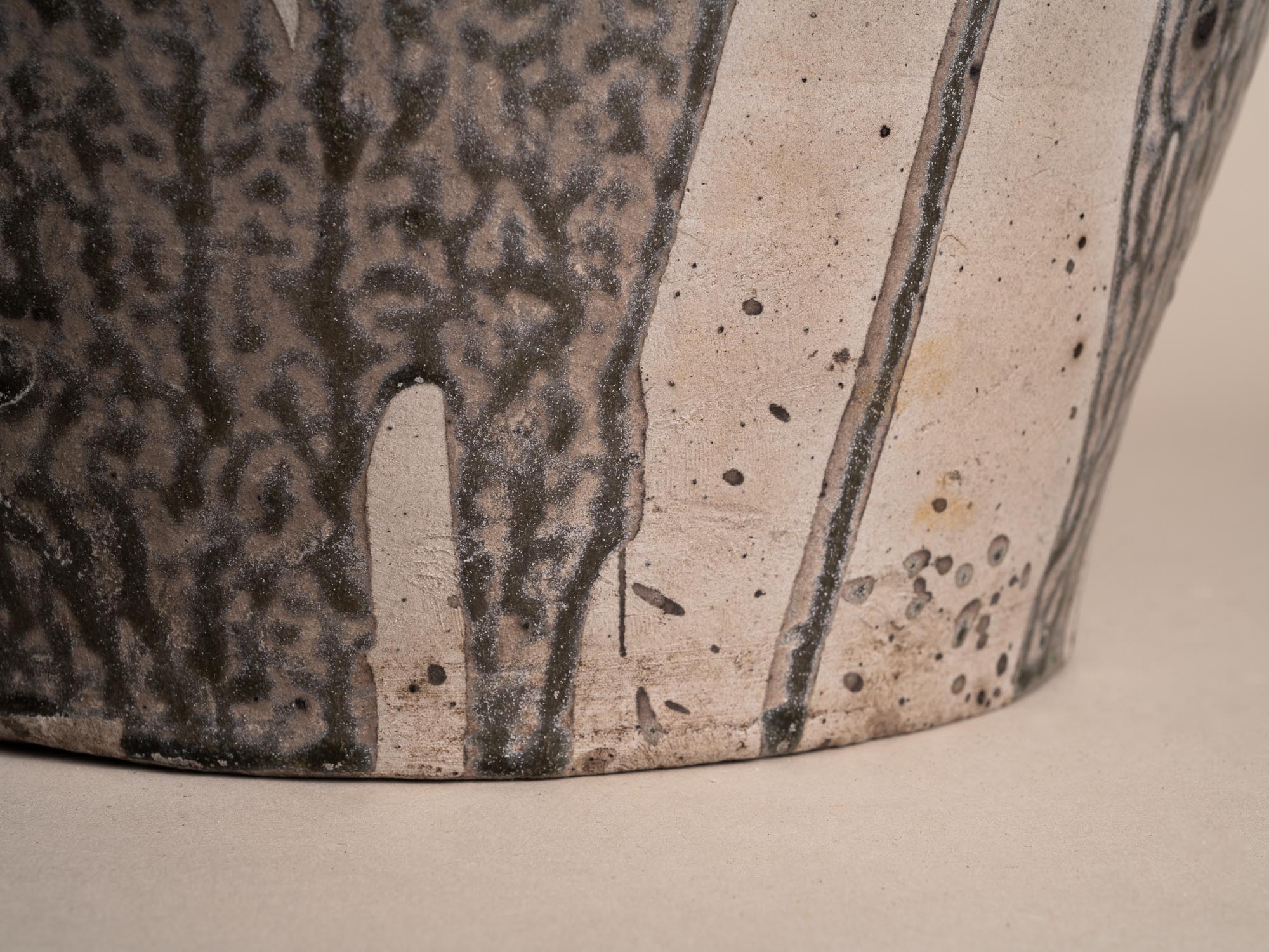 Rare jarre bombonne "peau de serpent" en grès du Berry, France (XIXe siècle)..Snakeskin glazed Stoneware folk pot by anonymous Berry potters, France (19th century)