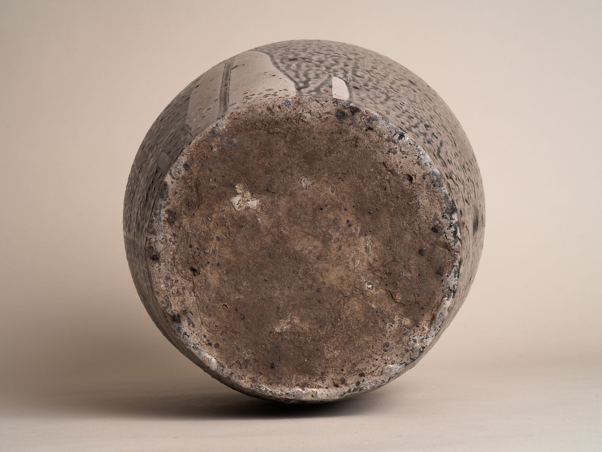 Rare jarre bombonne "peau de serpent" en grès du Berry, France (XIXe siècle)..Snakeskin glazed Stoneware folk pot by anonymous Berry potters, France (19th century)