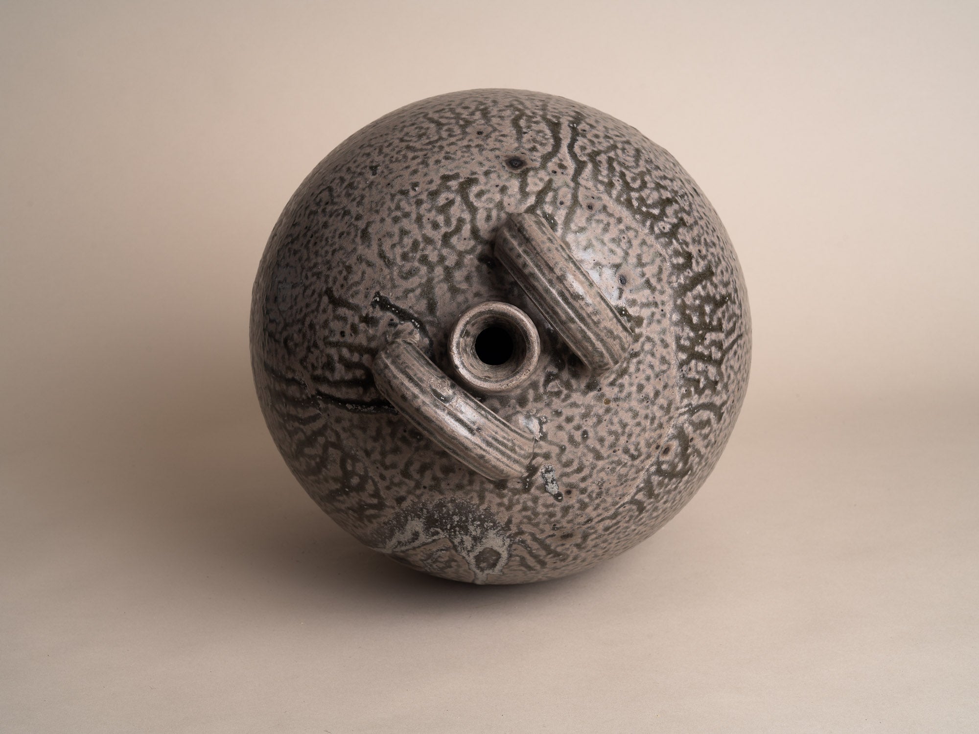 Rare jarre bombonne "peau de serpent" en grès du Berry, France (XIXe siècle)..Snakeskin glazed Stoneware folk pot by anonymous Berry potters, France (19th century)