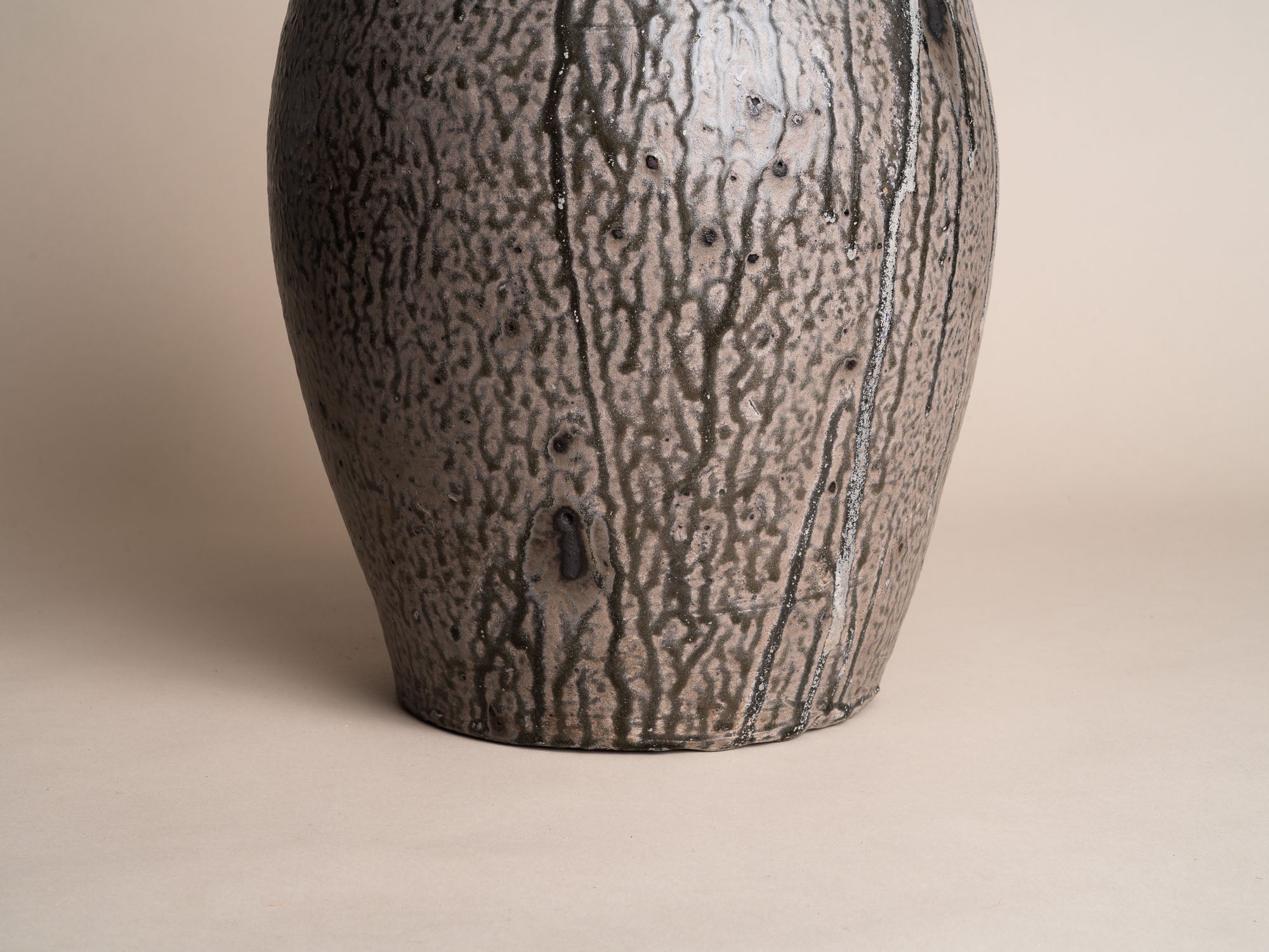 Rare jarre bombonne "peau de serpent" en grès du Berry, France (XIXe siècle)..Snakeskin glazed Stoneware folk pot by anonymous Berry potters, France (19th century)