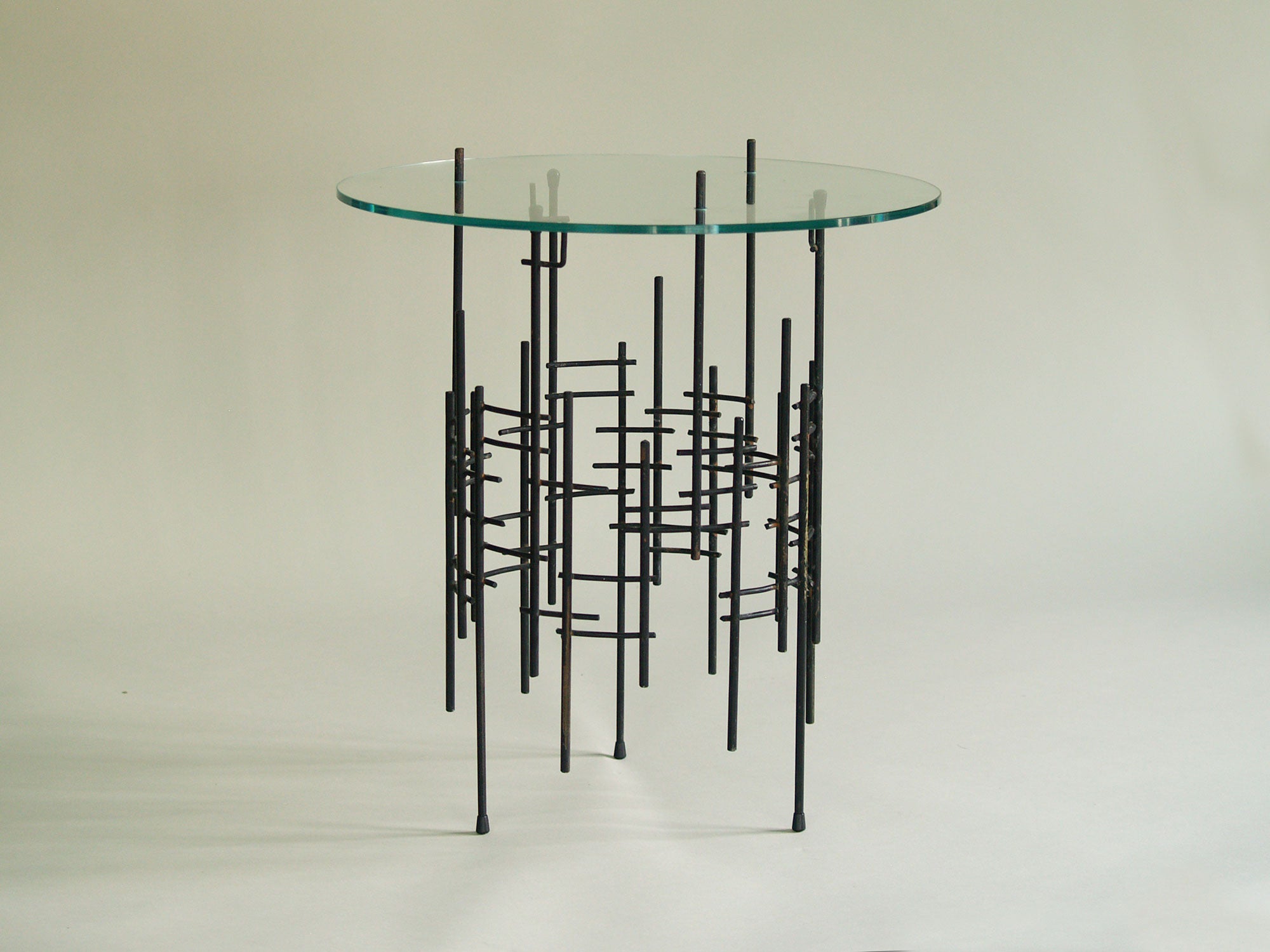 Guéridon brutaliste architecturé, France (années 1960)..Brutalist occasional coffee table, France (circa 1960)