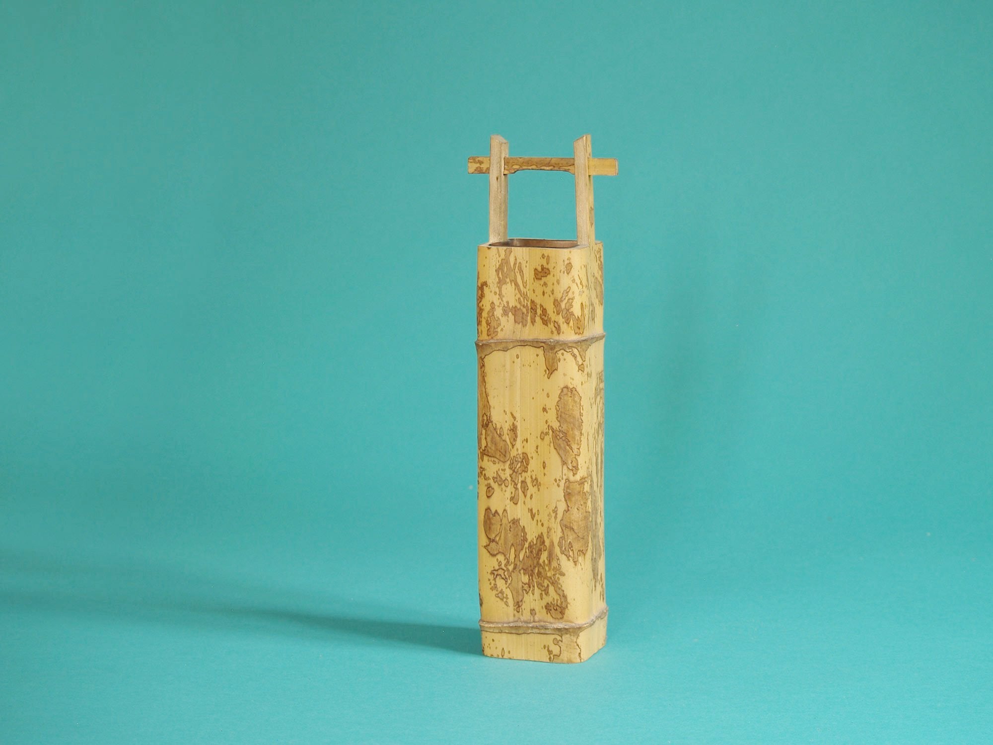 Takehanaire, vase en bambou torachiku pour la cérémonie du thé, Japon (Fin ère Meiji / début ère Shōwa)..Takehanaire, Torachiku Bamboo vase for tea ceremony chabana, Japan (Late Meiji era / Early Shōwa era)