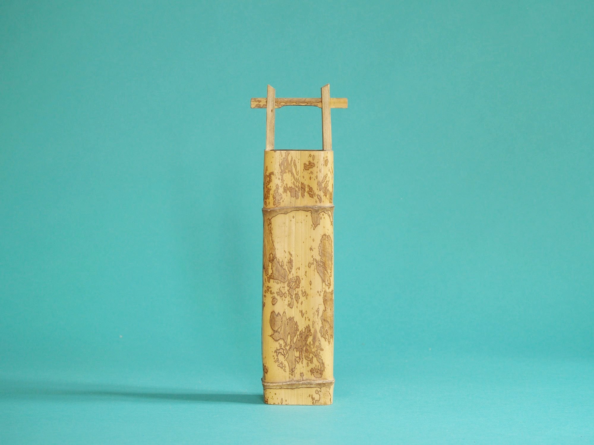 Takehanaire, vase en bambou torachiku pour la cérémonie du thé, Japon (Fin ère Meiji / début ère Shōwa)..Takehanaire, Torachiku Bamboo vase for tea ceremony chabana, Japan (Late Meiji era / Early Shōwa era)