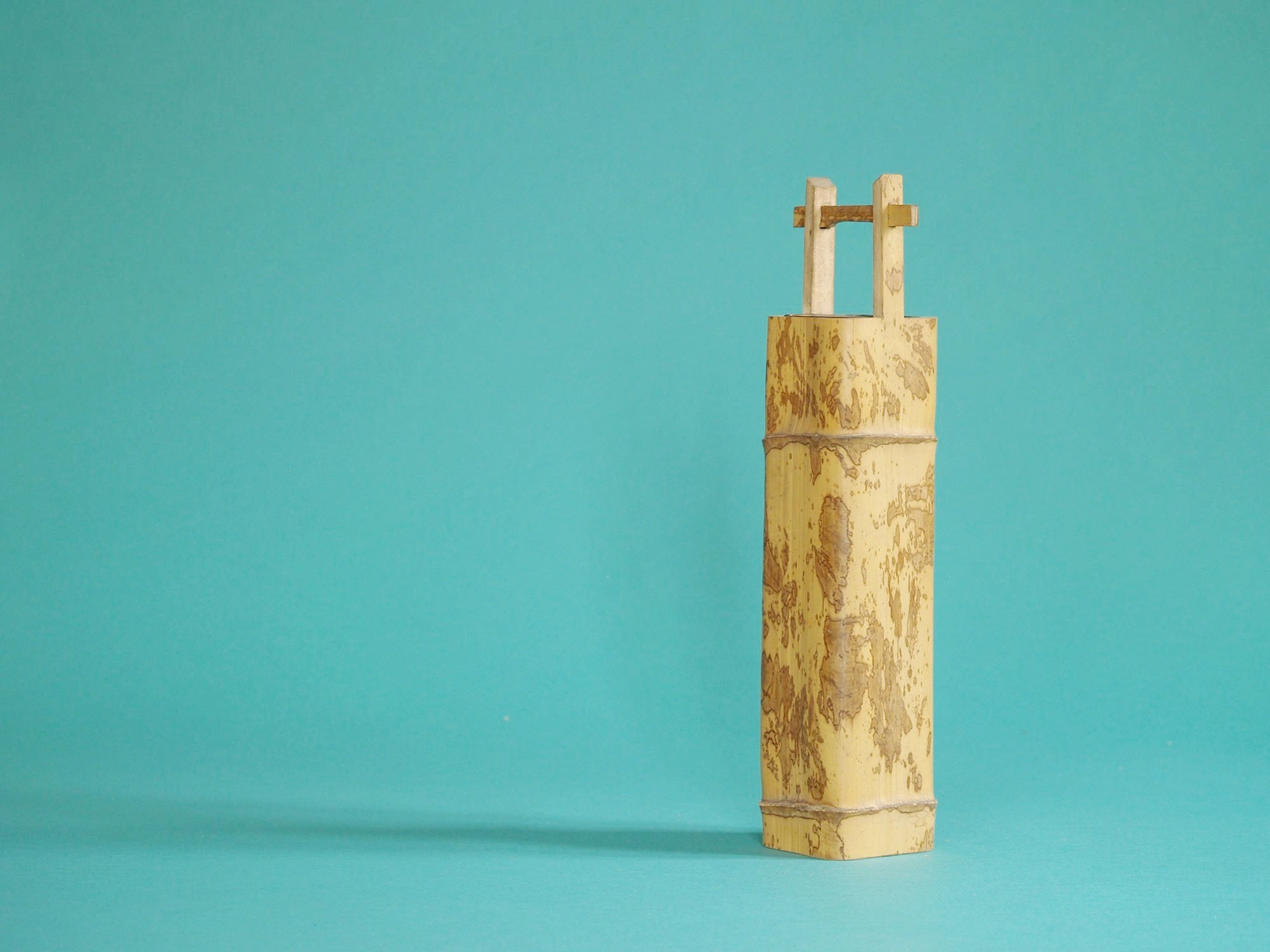 Takehanaire, vase en bambou torachiku pour la cérémonie du thé, Japon (Fin ère Meiji / début ère Shōwa)..Takehanaire, Torachiku Bamboo vase for tea ceremony chabana, Japan (Late Meiji era / Early Shōwa era)