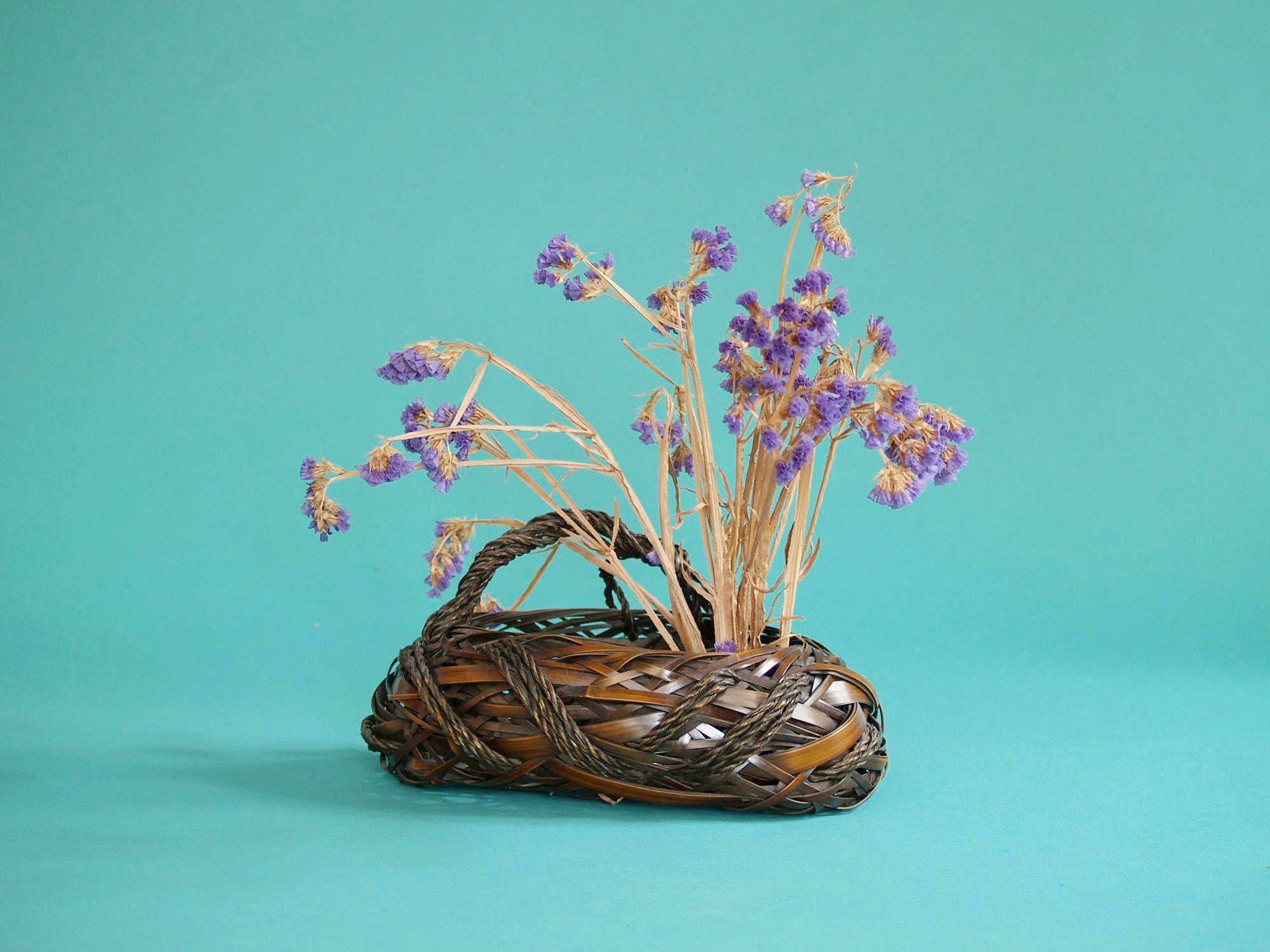 Hanakago, panier à anse cordée pour l'ikebana, Japon (Ère Shōwa)..Hanakago Ikebana bamboo basket with handle (signed), Japan (Shōwa era)