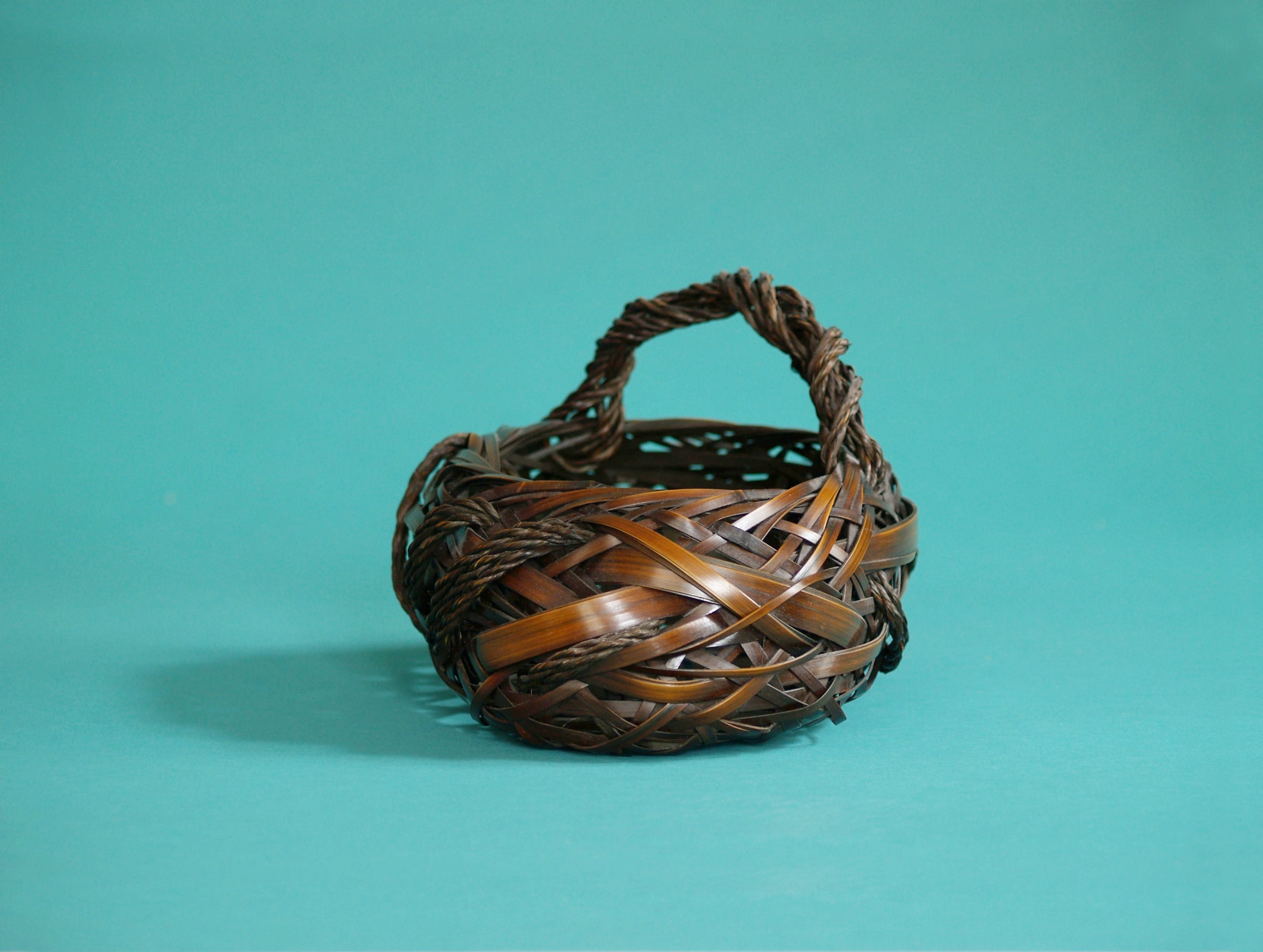 Hanakago, panier à anse cordée pour l'ikebana, Japon (Ère Shōwa)..Hanakago Ikebana bamboo basket with handle (signed), Japan (Shōwa era)