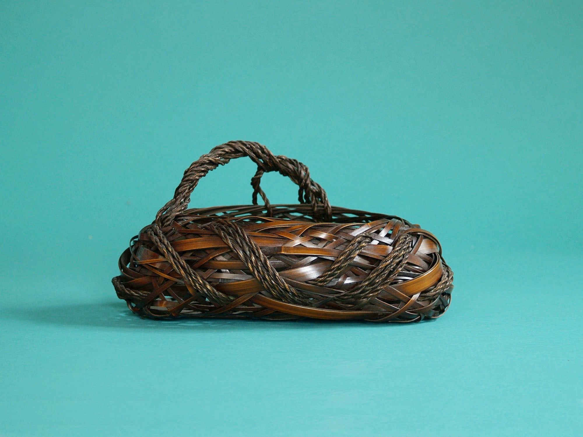 Hanakago, panier à anse cordée pour l'ikebana, Japon (Ère Shōwa)..Hanakago Ikebana bamboo basket with handle (signed), Japan (Shōwa era)