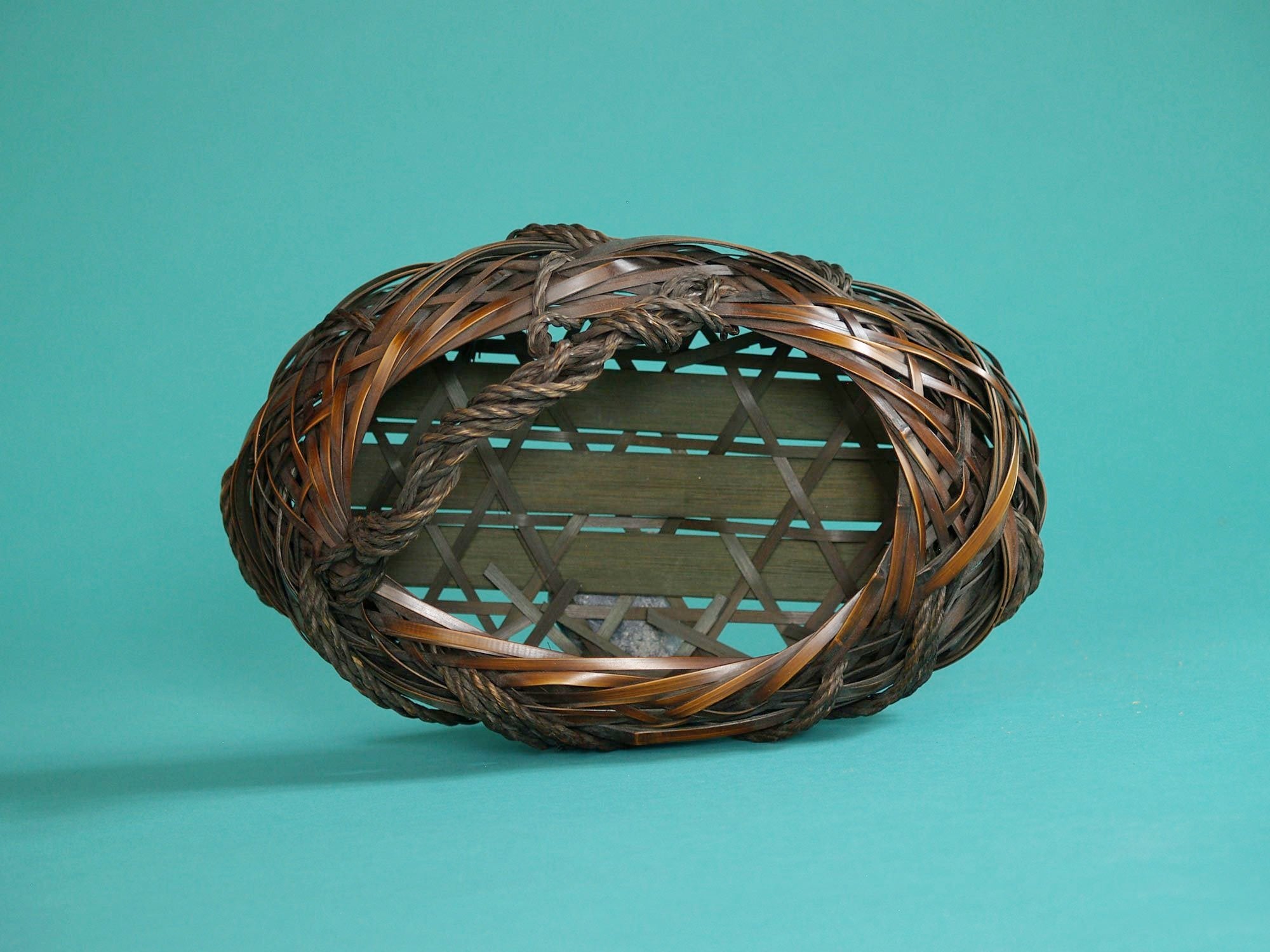 Hanakago, panier à anse cordée pour l'ikebana, Japon (Ère Shōwa)..Hanakago Ikebana bamboo basket with handle (signed), Japan (Shōwa era)