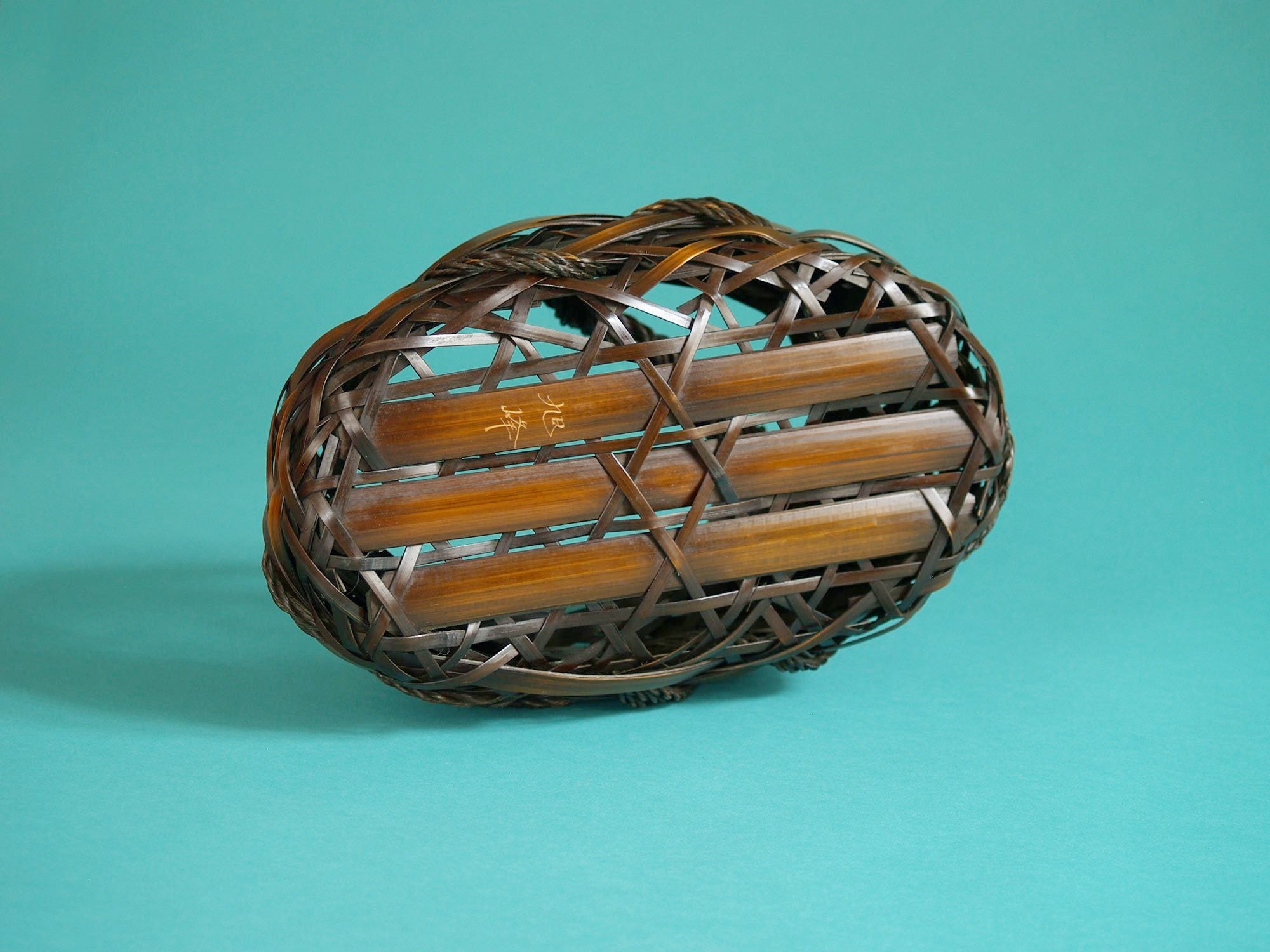 Hanakago, panier à anse cordée pour l'ikebana, Japon (Ère Shōwa)..Hanakago Ikebana bamboo basket with handle (signed), Japan (Shōwa era)