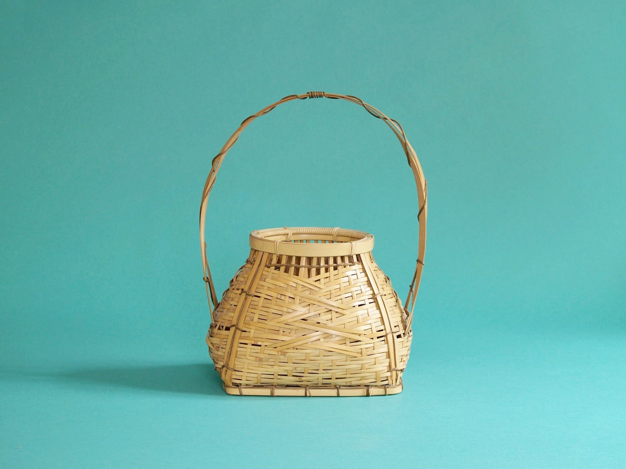 Hanakago, grand panier en bambou madake blond pour l'ikebana, Japon (Ère Shōwa)..Huge Hanakago madake bamboo Ikebana basket, Japan (Shōwa era)