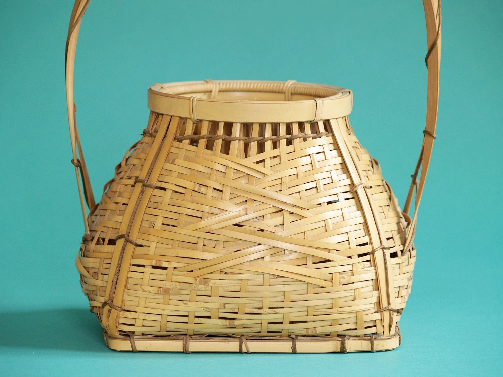 Hanakago, grand panier en bambou madake blond pour l'ikebana, Japon (Ère Shōwa)..Huge Hanakago madake bamboo Ikebana basket, Japan (Shōwa era)