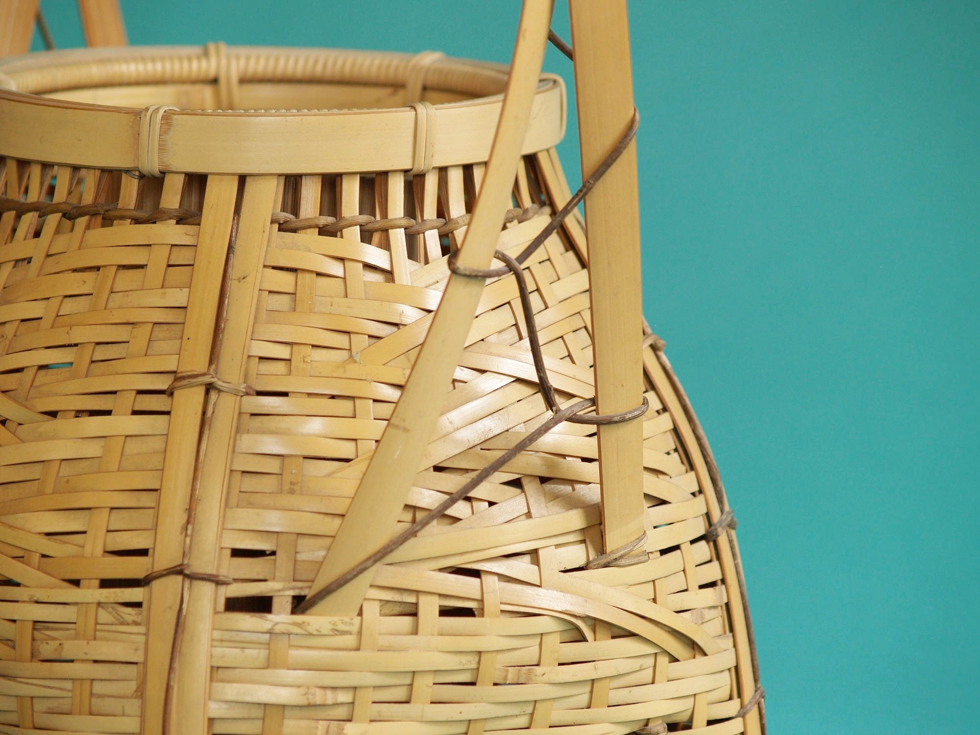 Hanakago, grand panier en bambou madake blond pour l'ikebana, Japon (Ère Shōwa)..Huge Hanakago madake bamboo Ikebana basket, Japan (Shōwa era)