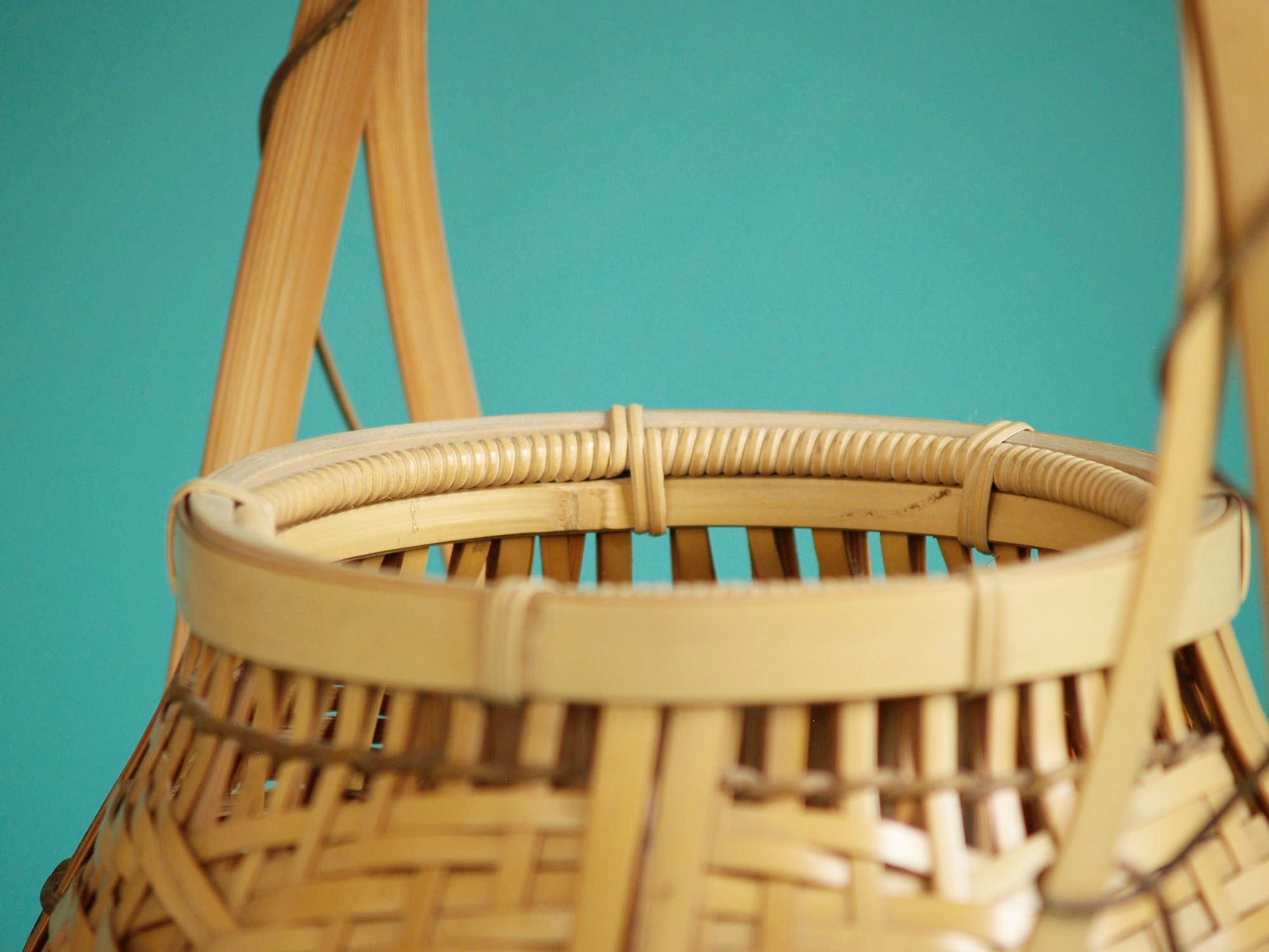 Hanakago, grand panier en bambou madake blond pour l'ikebana, Japon (Ère Shōwa)..Huge Hanakago madake bamboo Ikebana basket, Japan (Shōwa era)