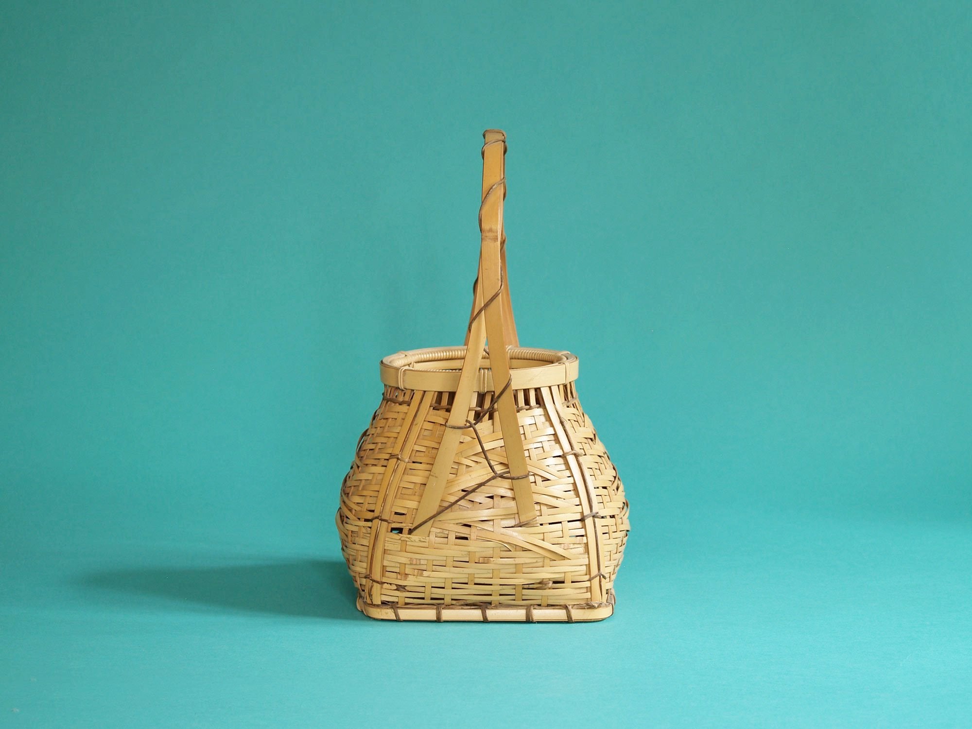 Hanakago, grand panier en bambou madake blond pour l'ikebana, Japon (Ère Shōwa)..Huge Hanakago madake bamboo Ikebana basket, Japan (Shōwa era)