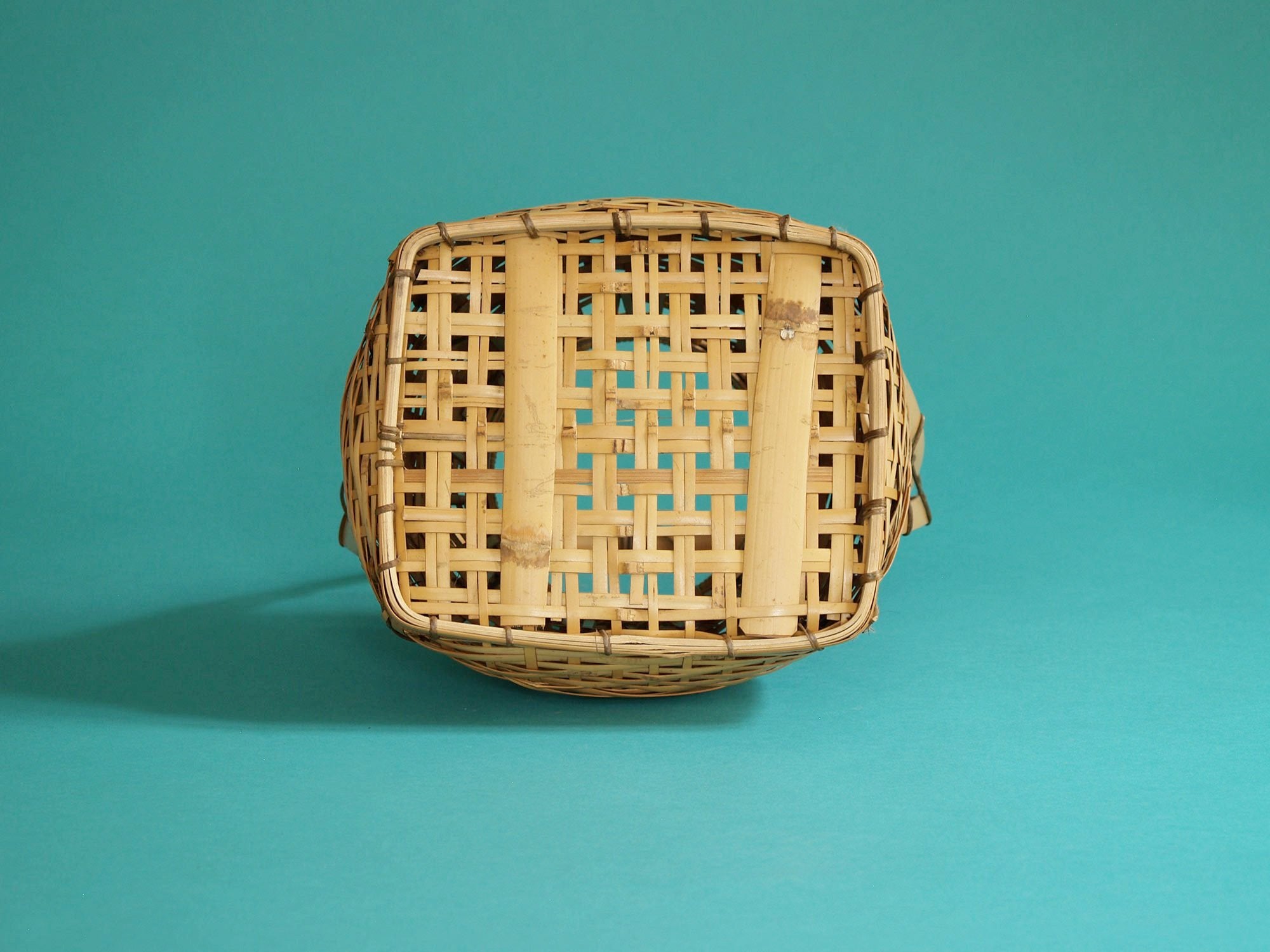 Hanakago, grand panier en bambou madake blond pour l'ikebana, Japon (Ère Shōwa)..Huge Hanakago madake bamboo Ikebana basket, Japan (Shōwa era)