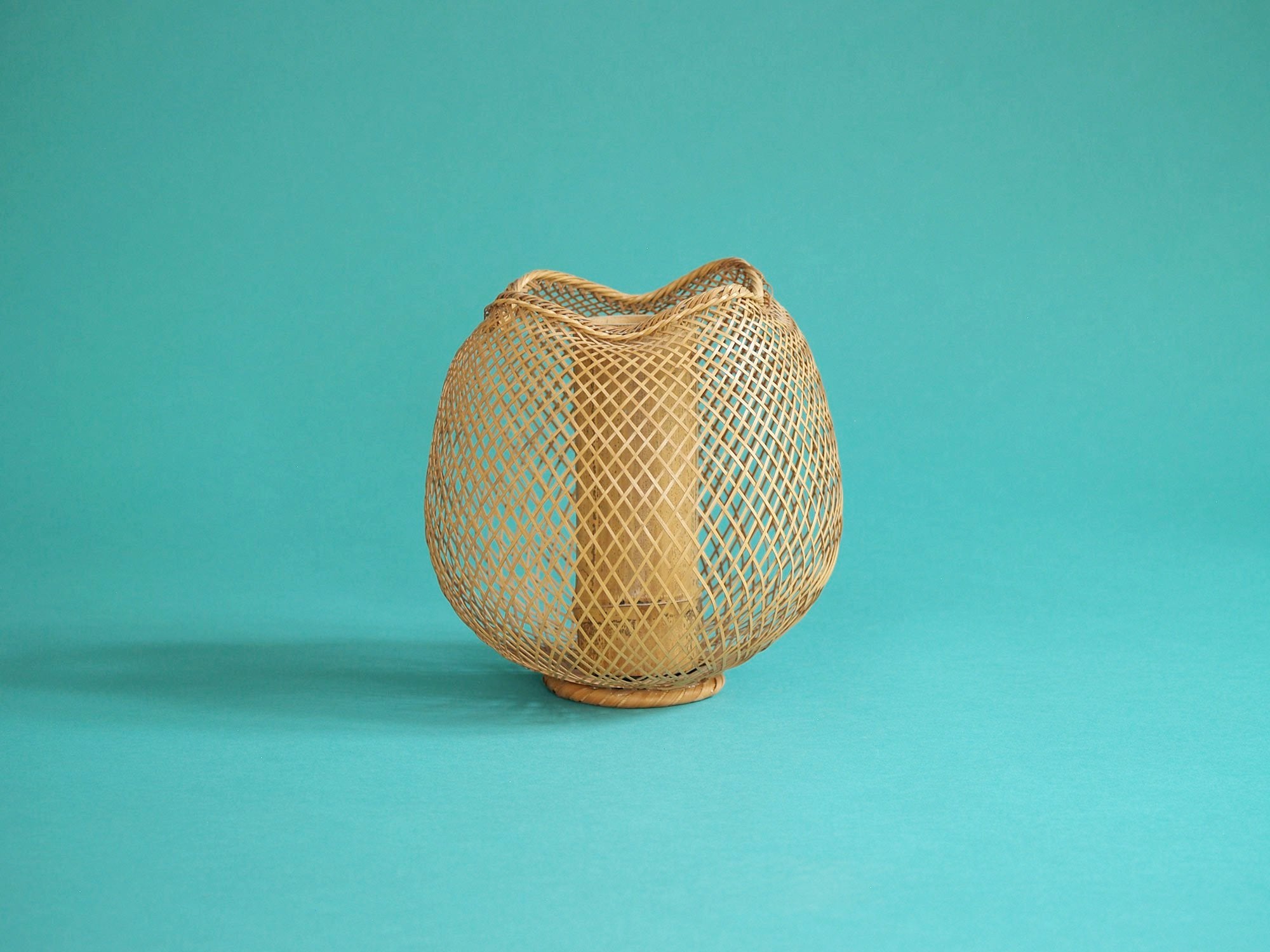 Hanakago, panier boule en bambou madake blond pour l'ikebana, Japon (Ère Shōwa)..Round Hanakago Ikebana madake bamboo basket, Japan (Shōwa era)